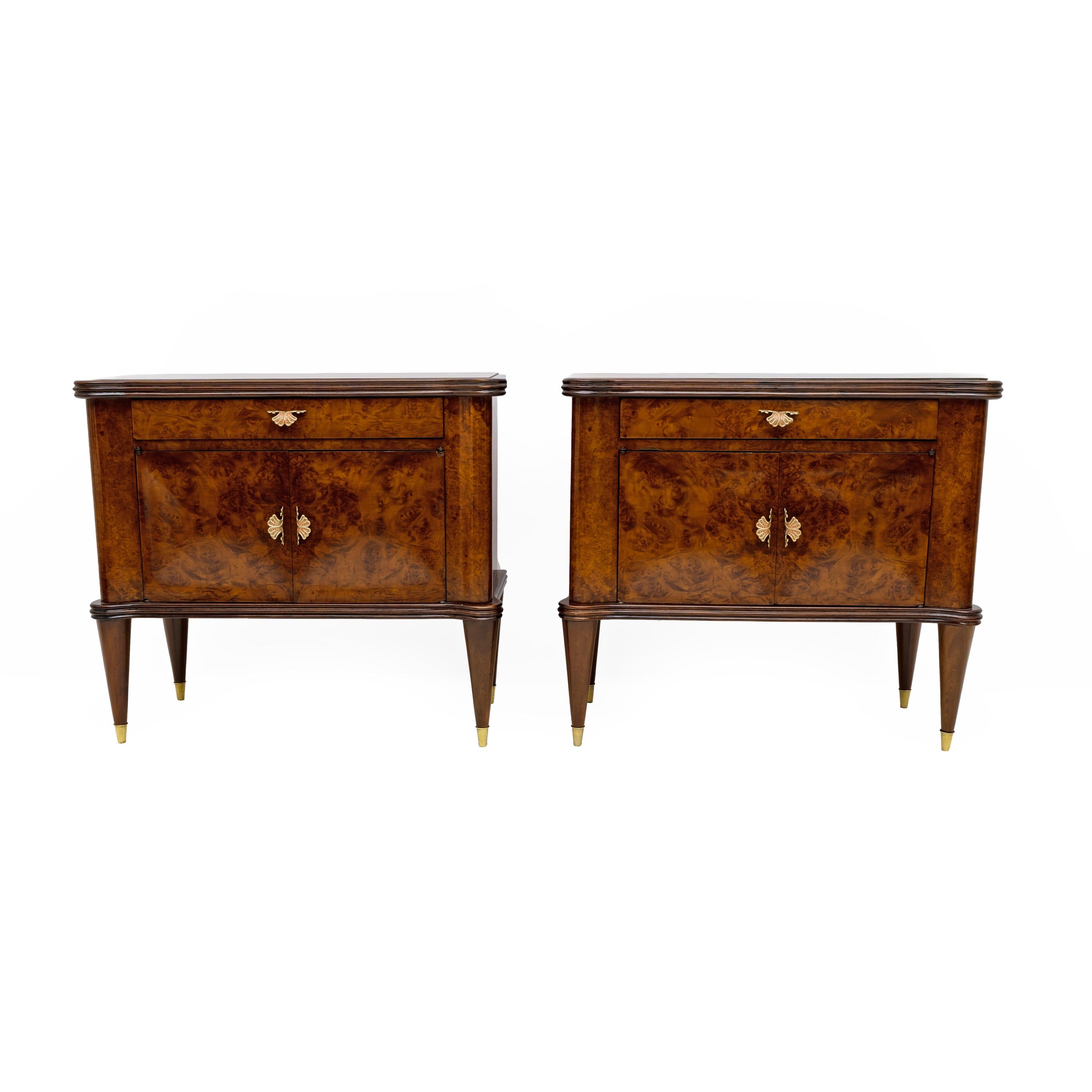 Mid-Century Modern Paire de tables de nuit italiennes modernes du milieu du siècle en noyer et racine de thuya, années 1950 en vente