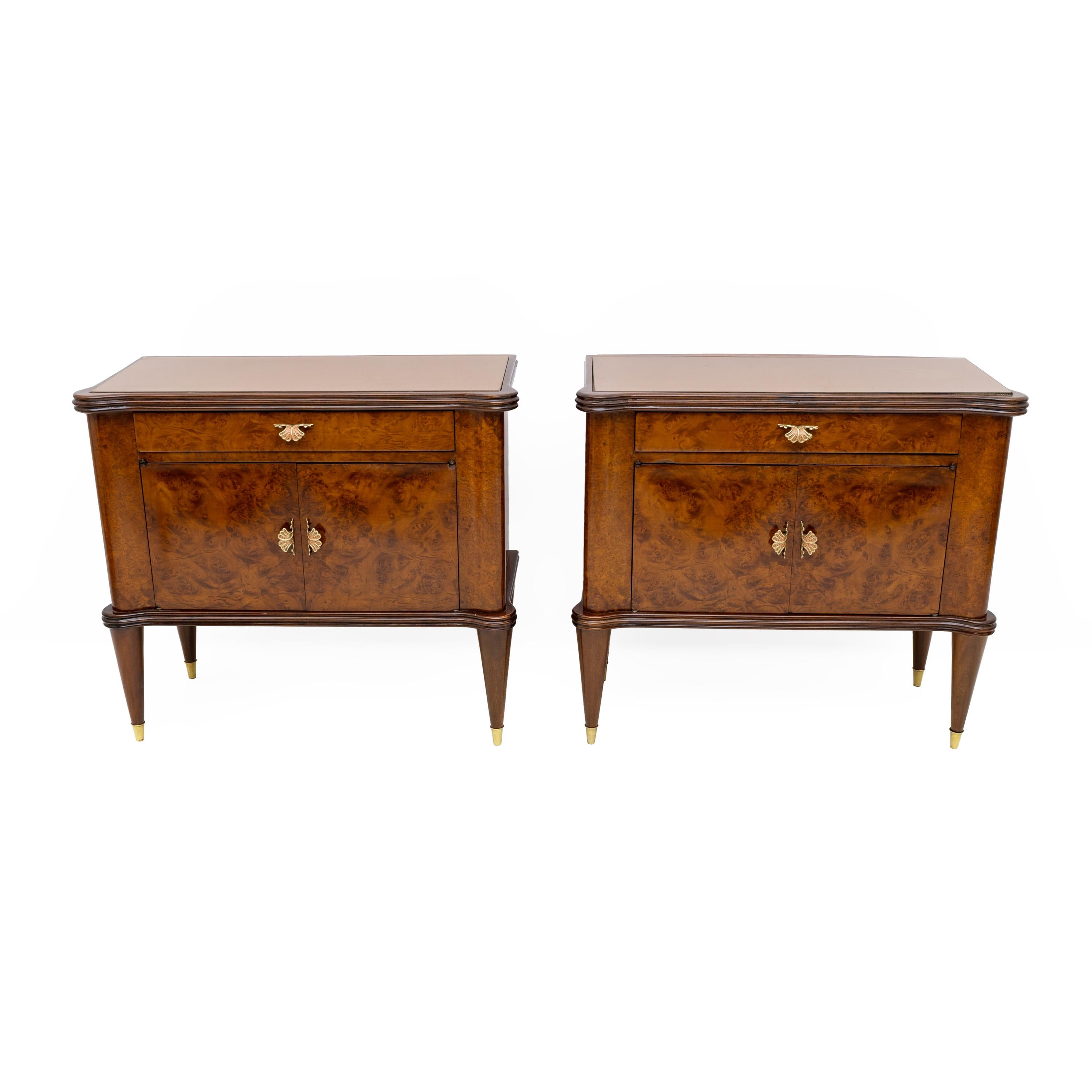 Italian Paire de tables de nuit italiennes modernes du milieu du siècle en noyer et racine de thuya, années 1950 en vente