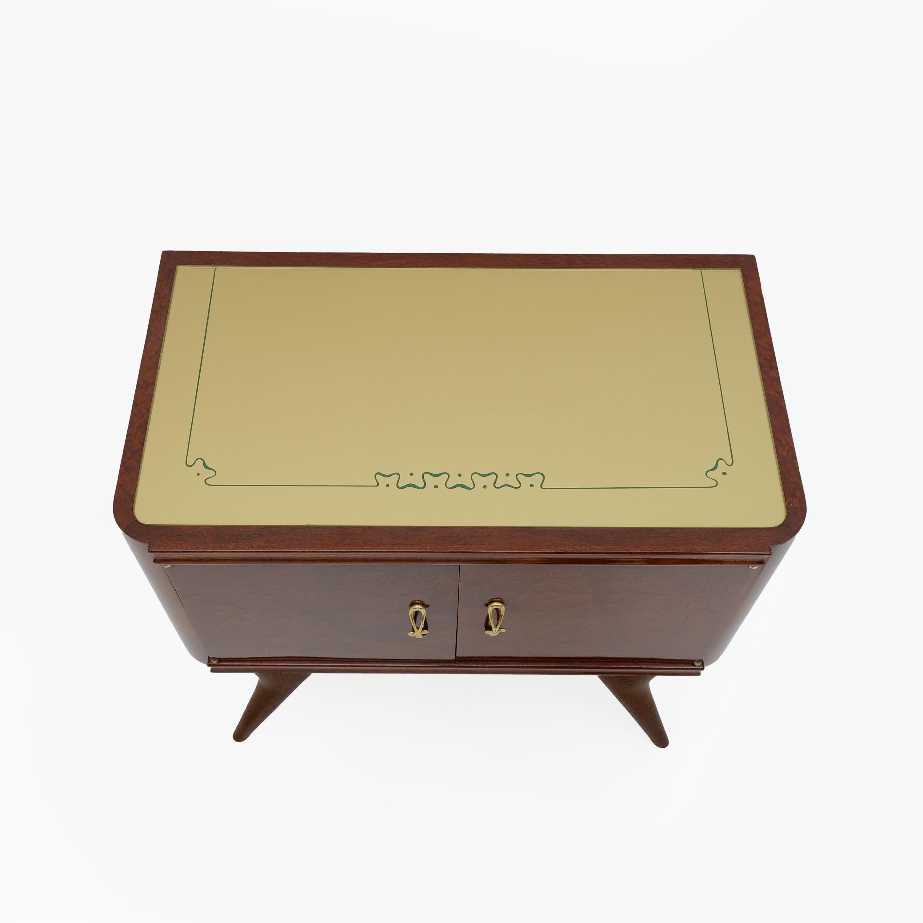 Pair of Mid-Century Modern Italian Walnut and Thuja Root Nightstands, 1950s mediados del siglo XX en venta