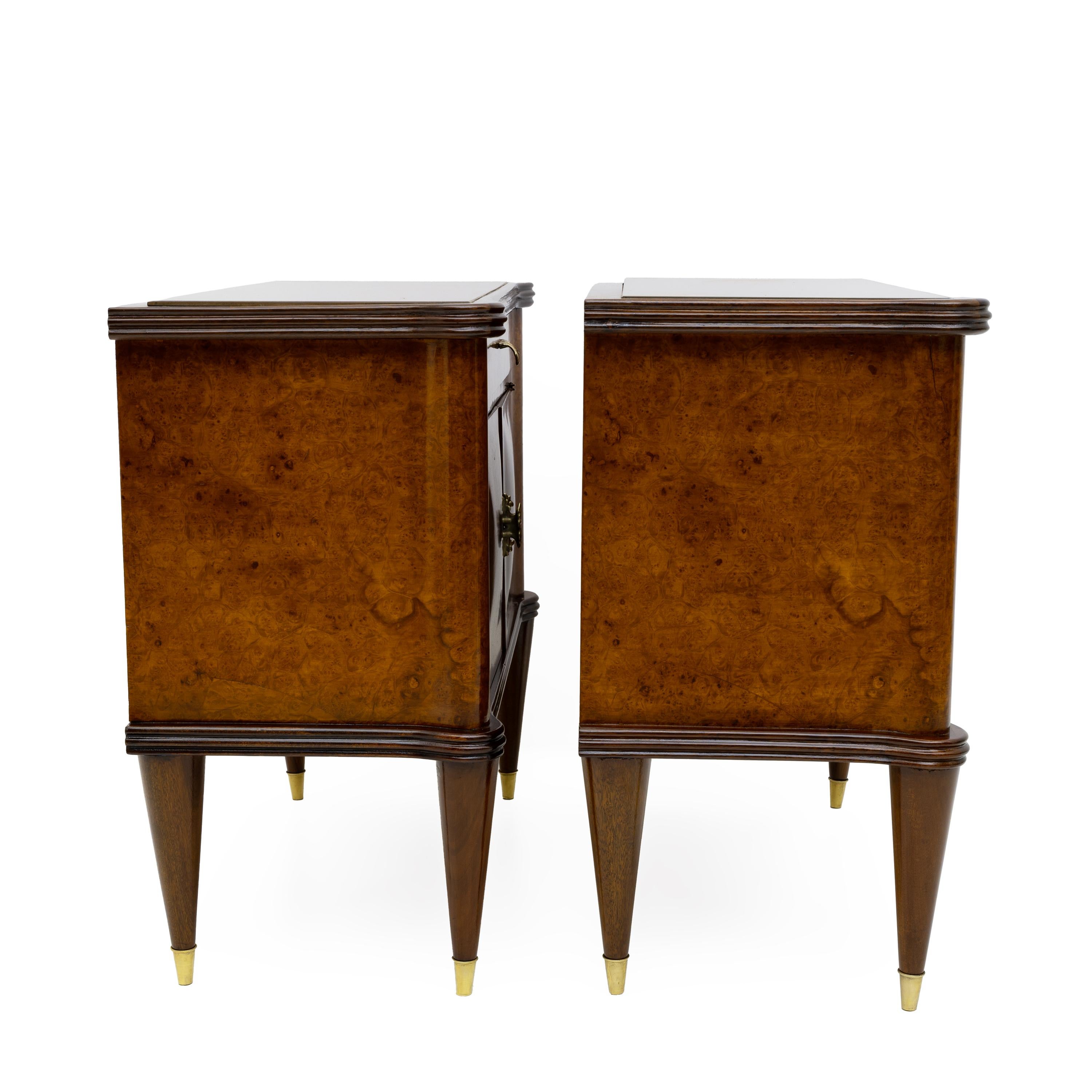 Mid-20th Century Paire de tables de nuit italiennes modernes du milieu du siècle en noyer et racine de thuya, années 1950 en vente