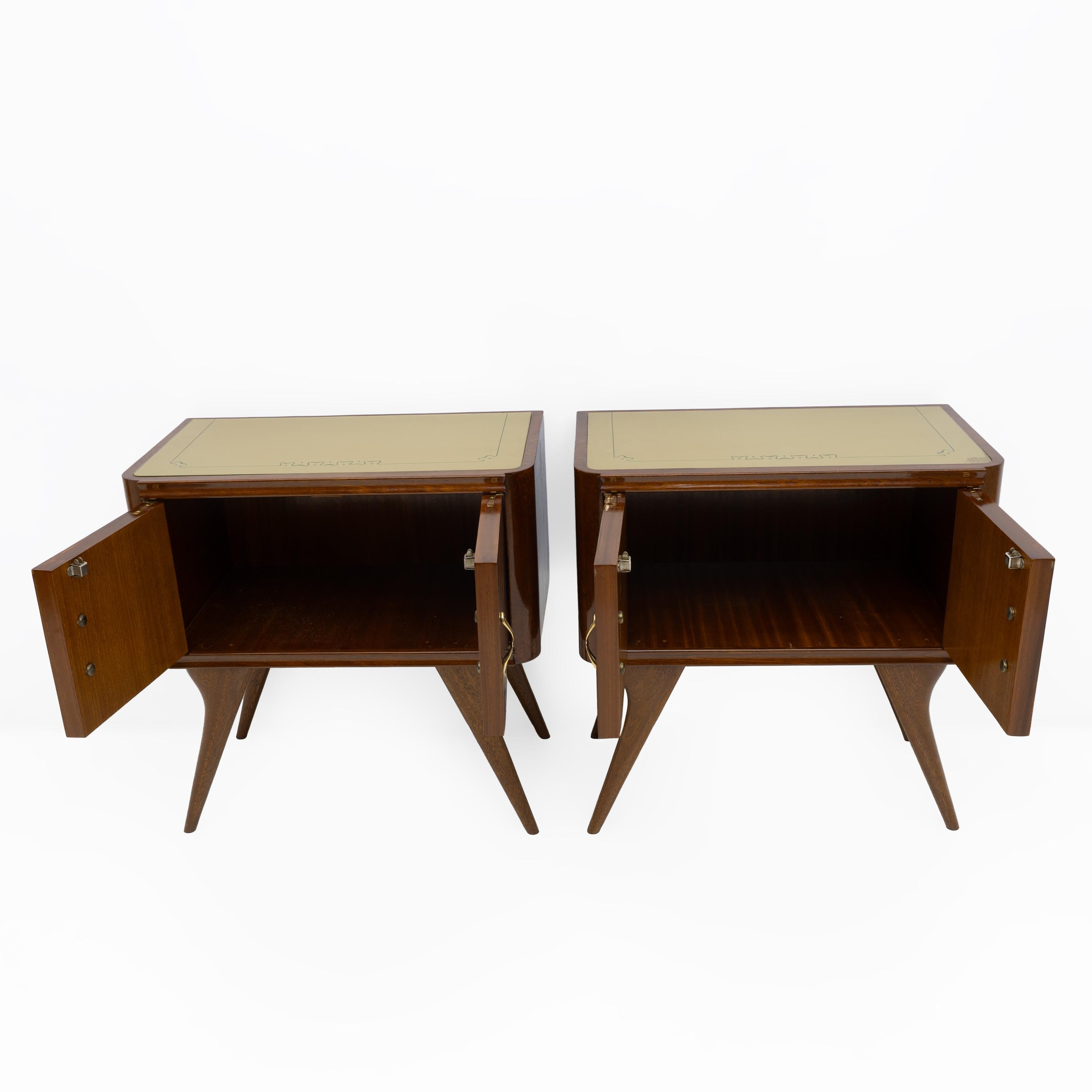 Pair of Mid-Century Modern Italian Walnut and Thuja Root Nightstands, 1950s Latón en venta