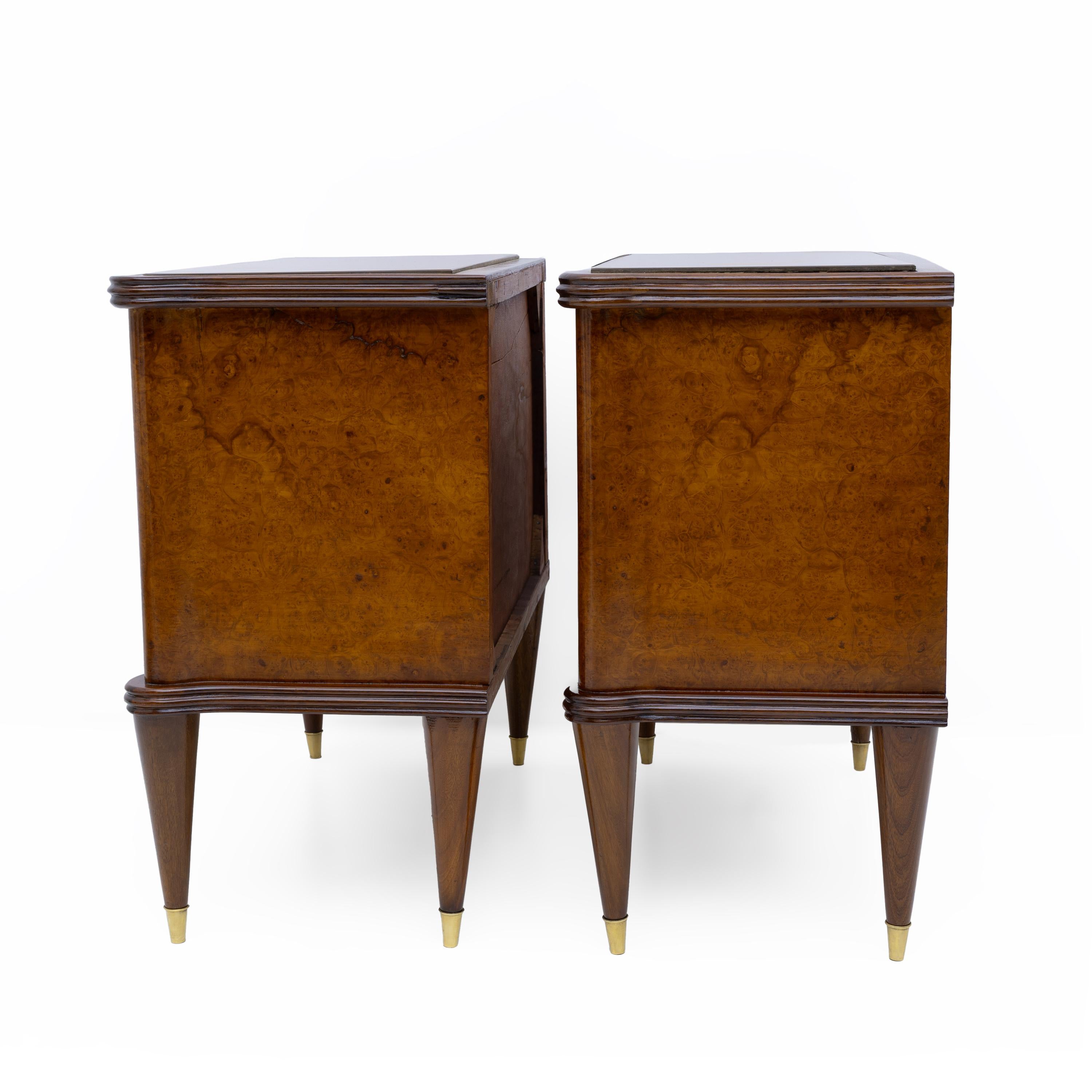 Laiton Paire de tables de nuit italiennes modernes du milieu du siècle en noyer et racine de thuya, années 1950 en vente