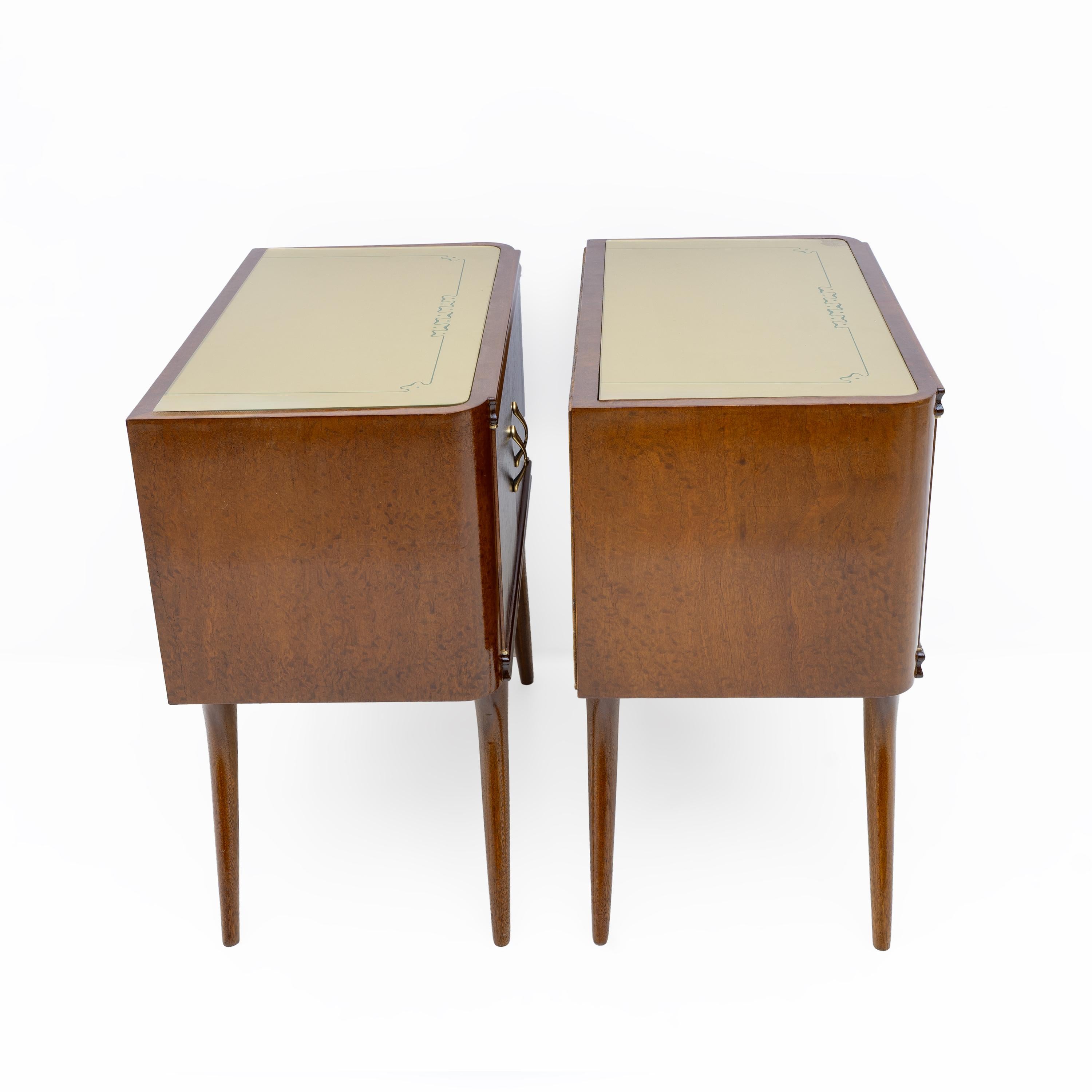 Pair of Mid-Century Modern Italian Walnut and Thuja Root Nightstands, 1950s en venta 1