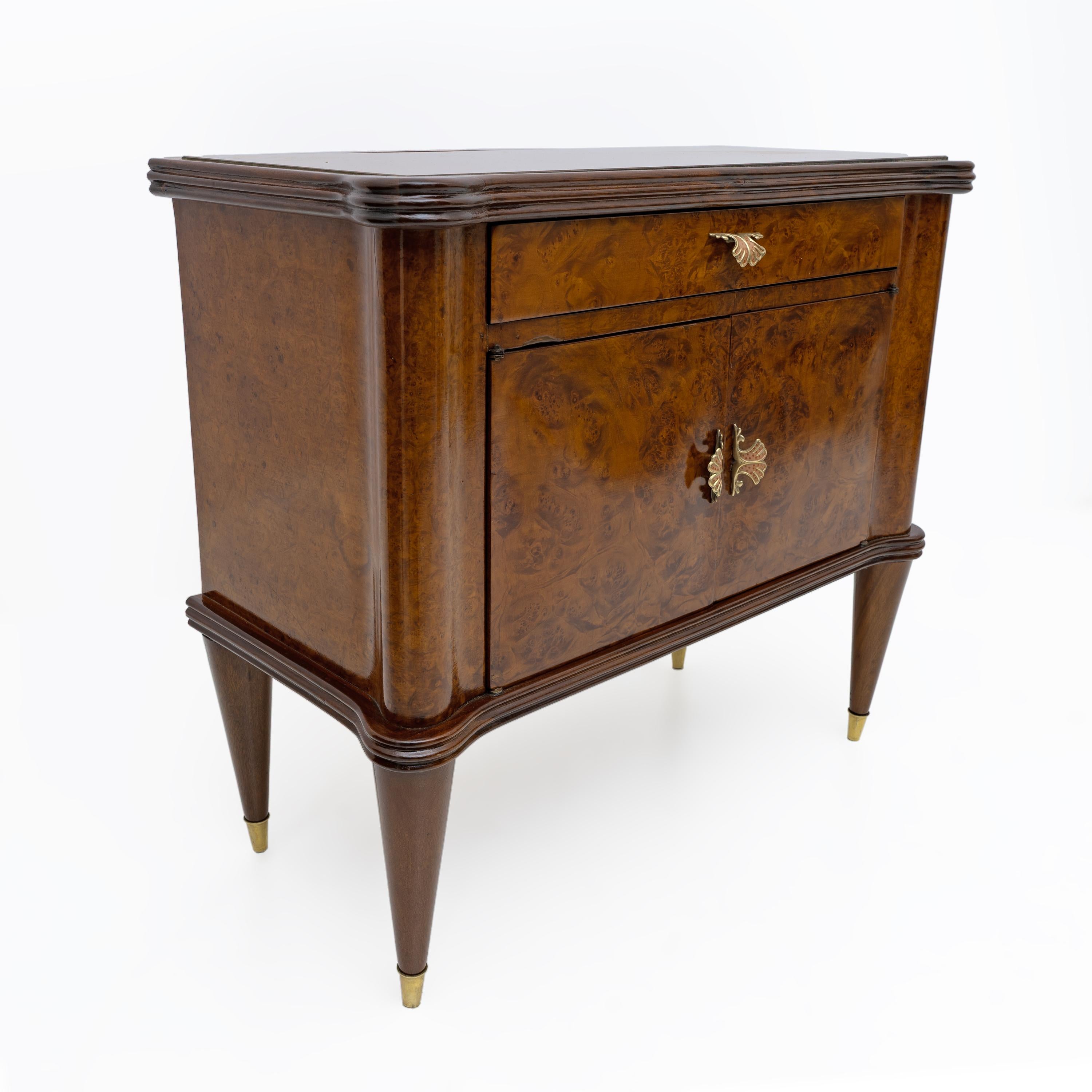 Paire de tables de nuit italiennes modernes du milieu du siècle en noyer et racine de thuya, années 1950 en vente 1