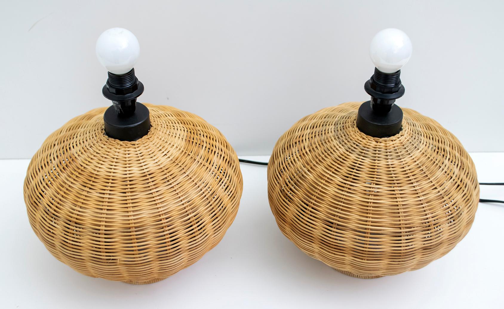 Pair of hand-folded wicker table lamps, an Italian production from the 1970s.