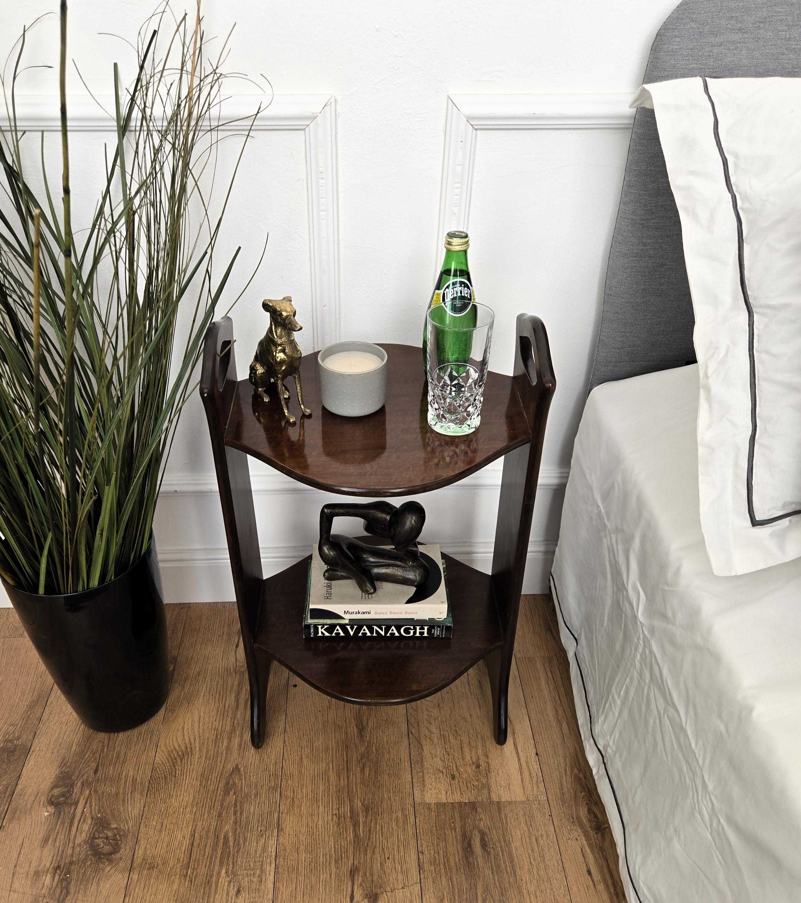 italien Paire de tables de chevet en Wood Woods Modernes Italiens du milieu du siècle dernier en vente