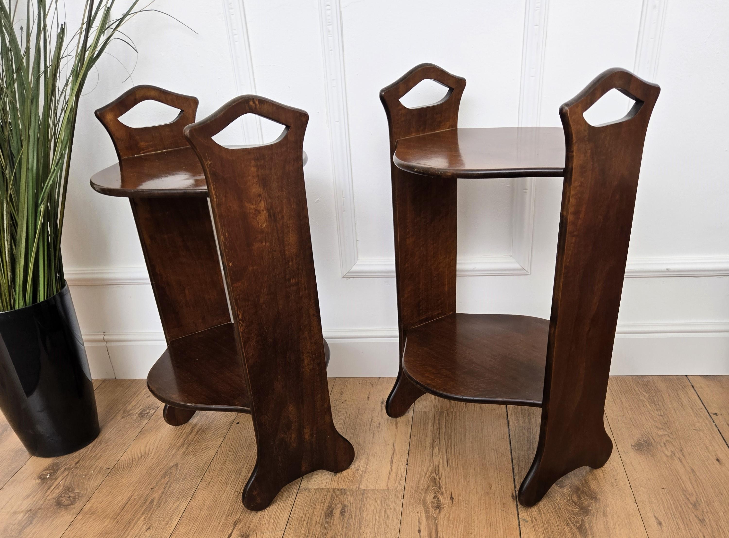 20ième siècle Paire de tables de chevet en Wood Woods Modernes Italiens du milieu du siècle dernier en vente