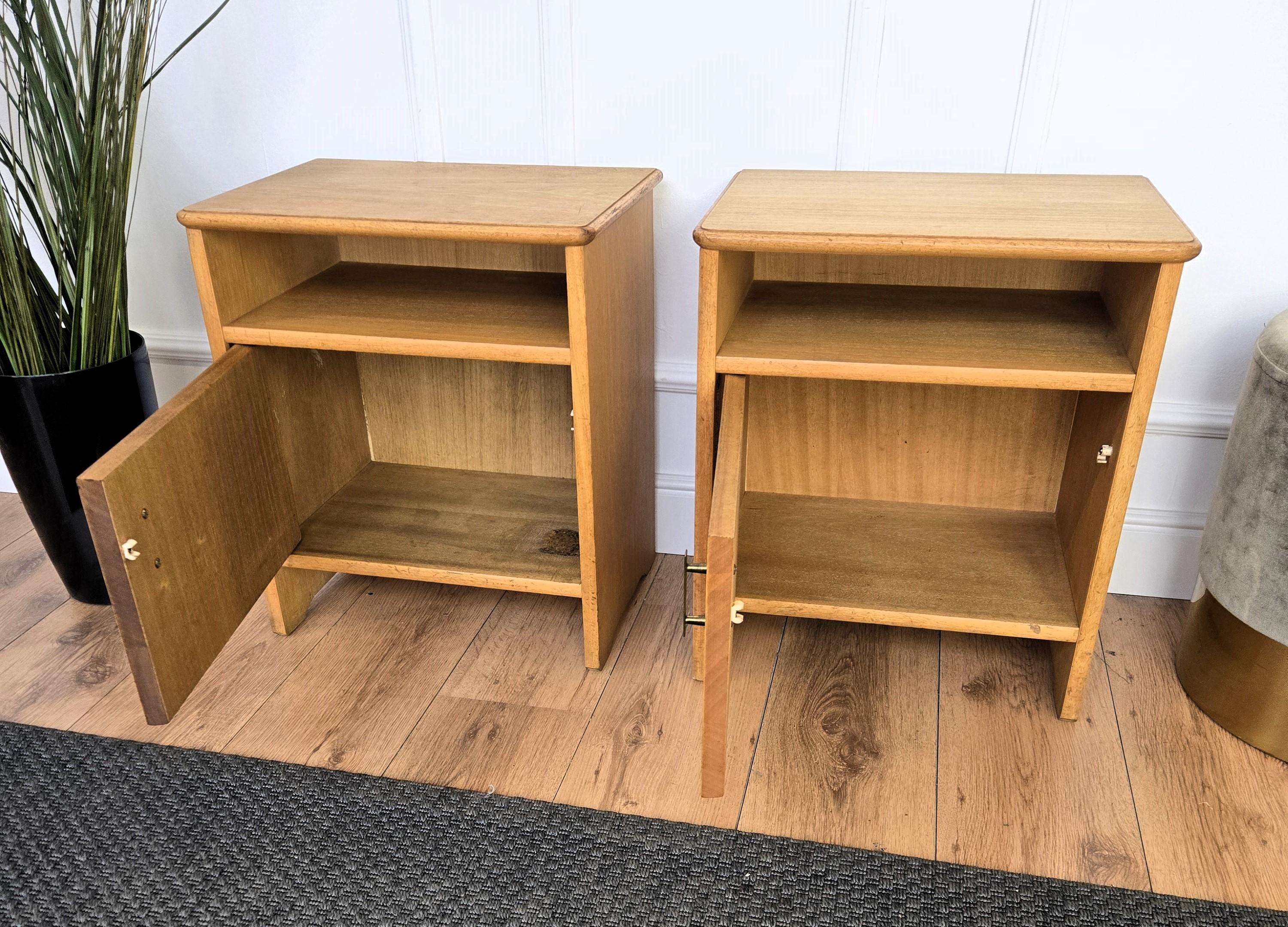 Paar Mid-Century Modern Italian Wood Night Stands Bed Side Tables (Messing) im Angebot