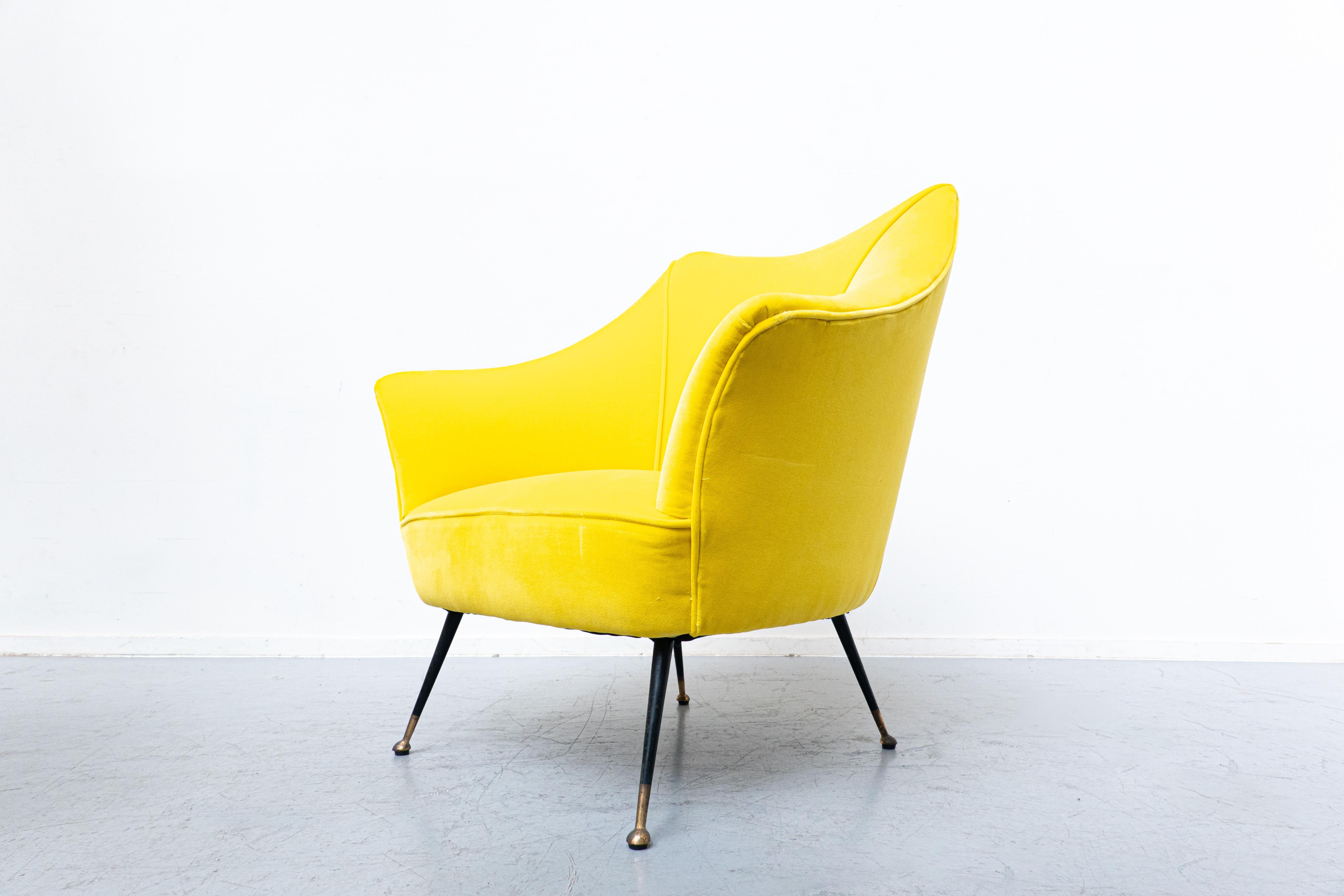 Pair of Mid-Century Modern Italian Yellow Fabric Armchairs, 1960s In Good Condition In Brussels, BE