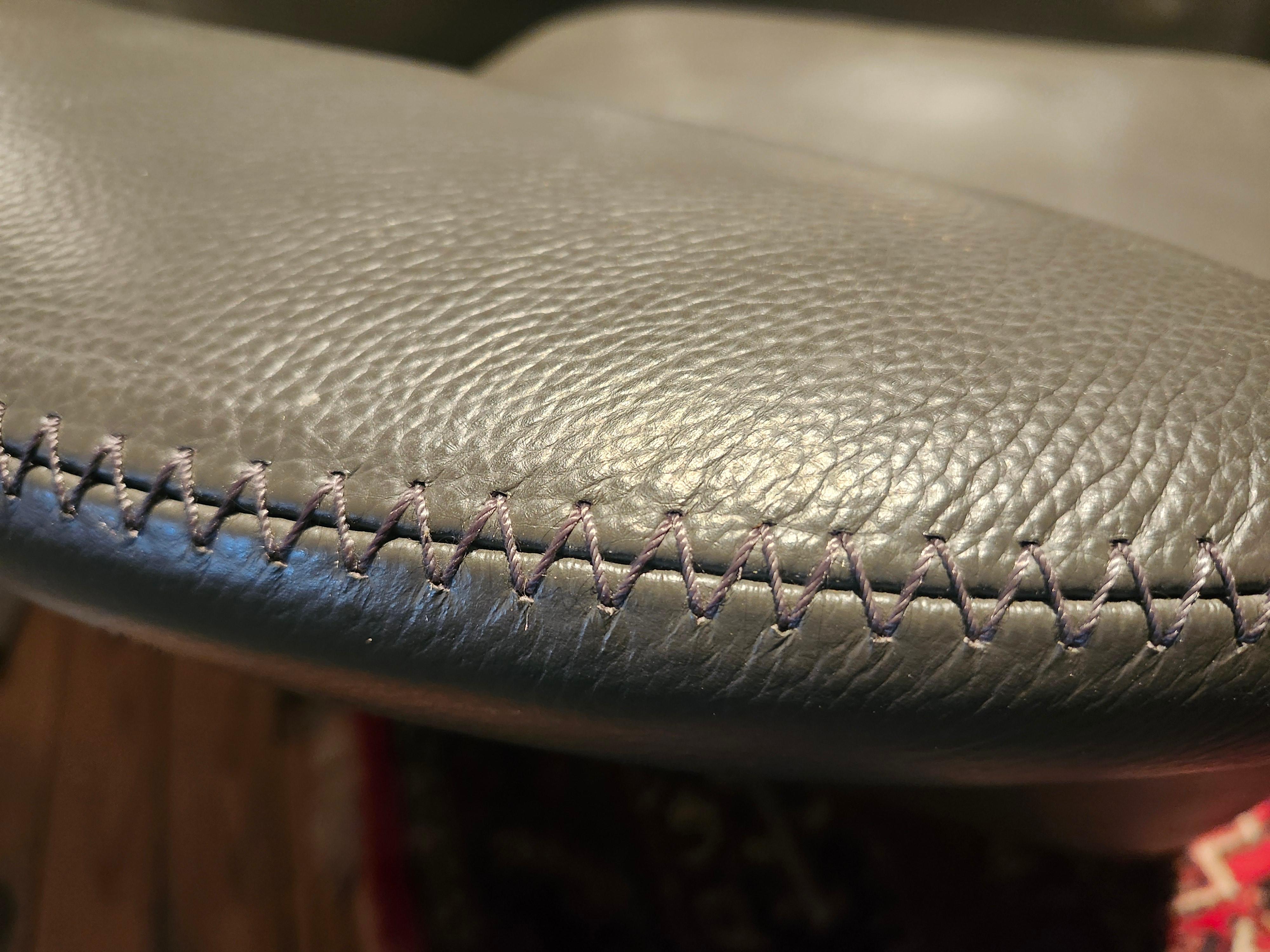 Pair of Mid Century Modern Italian Grey Leather Swiveling Lounge Chairs For Sale 4
