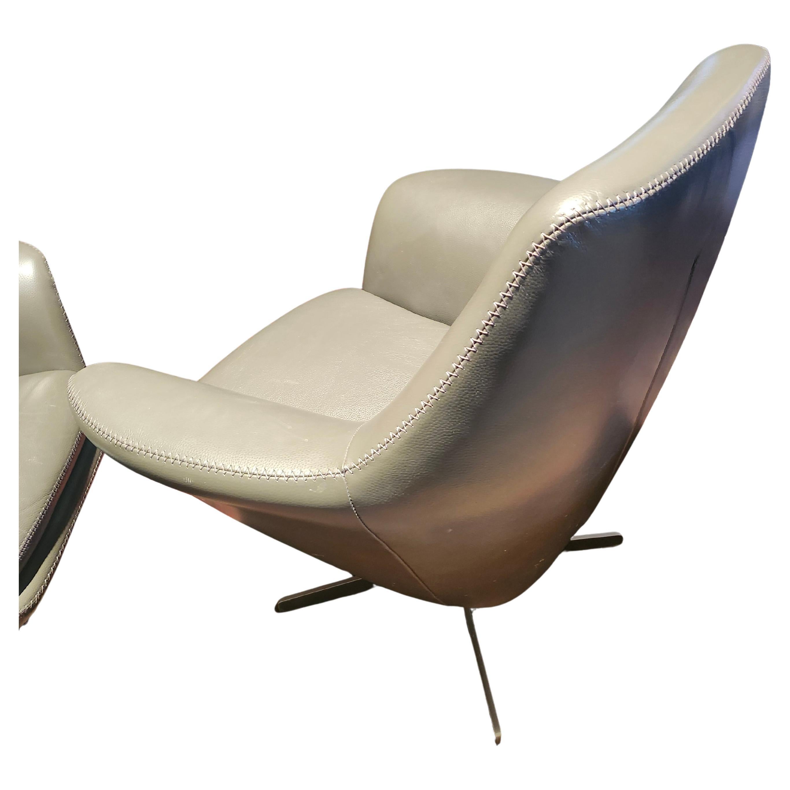 Pair of Mid Century Modern Italian Grey Leather Swiveling Lounge Chairs In Good Condition For Sale In Port Jervis, NY