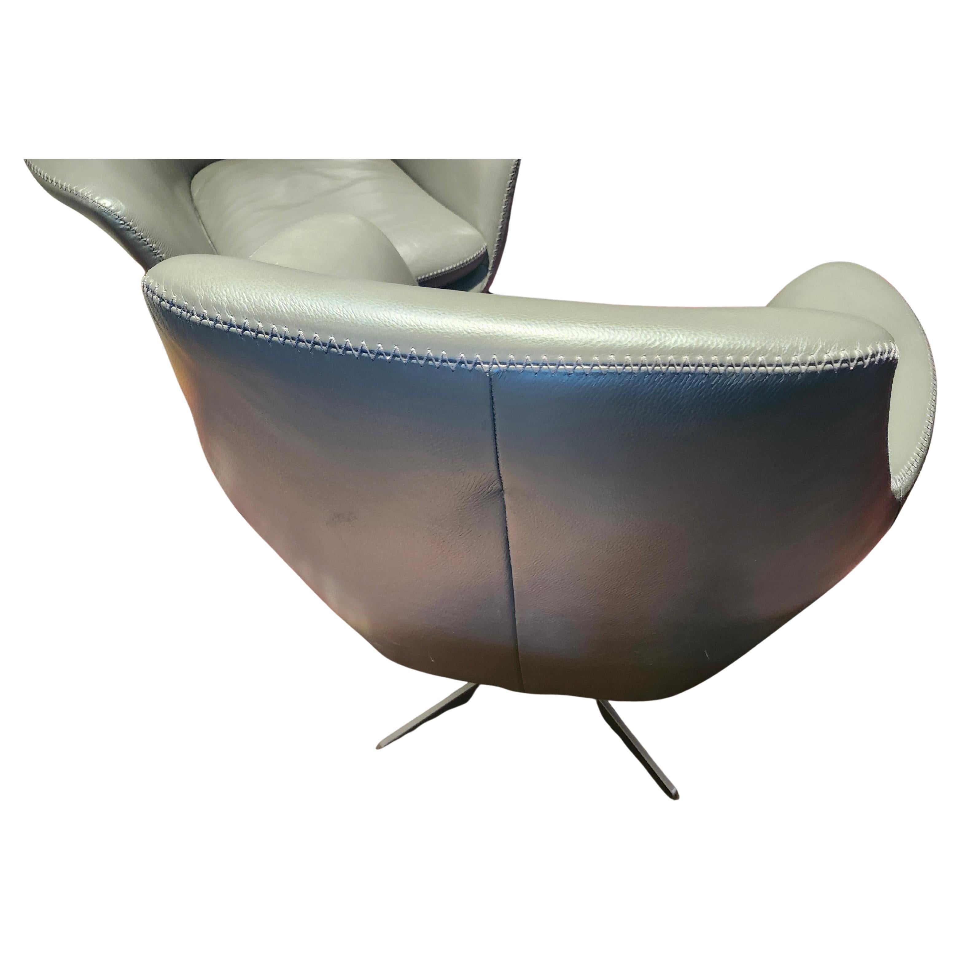 Pair of Mid Century Modern Italian Grey Leather Swiveling Lounge Chairs For Sale 1
