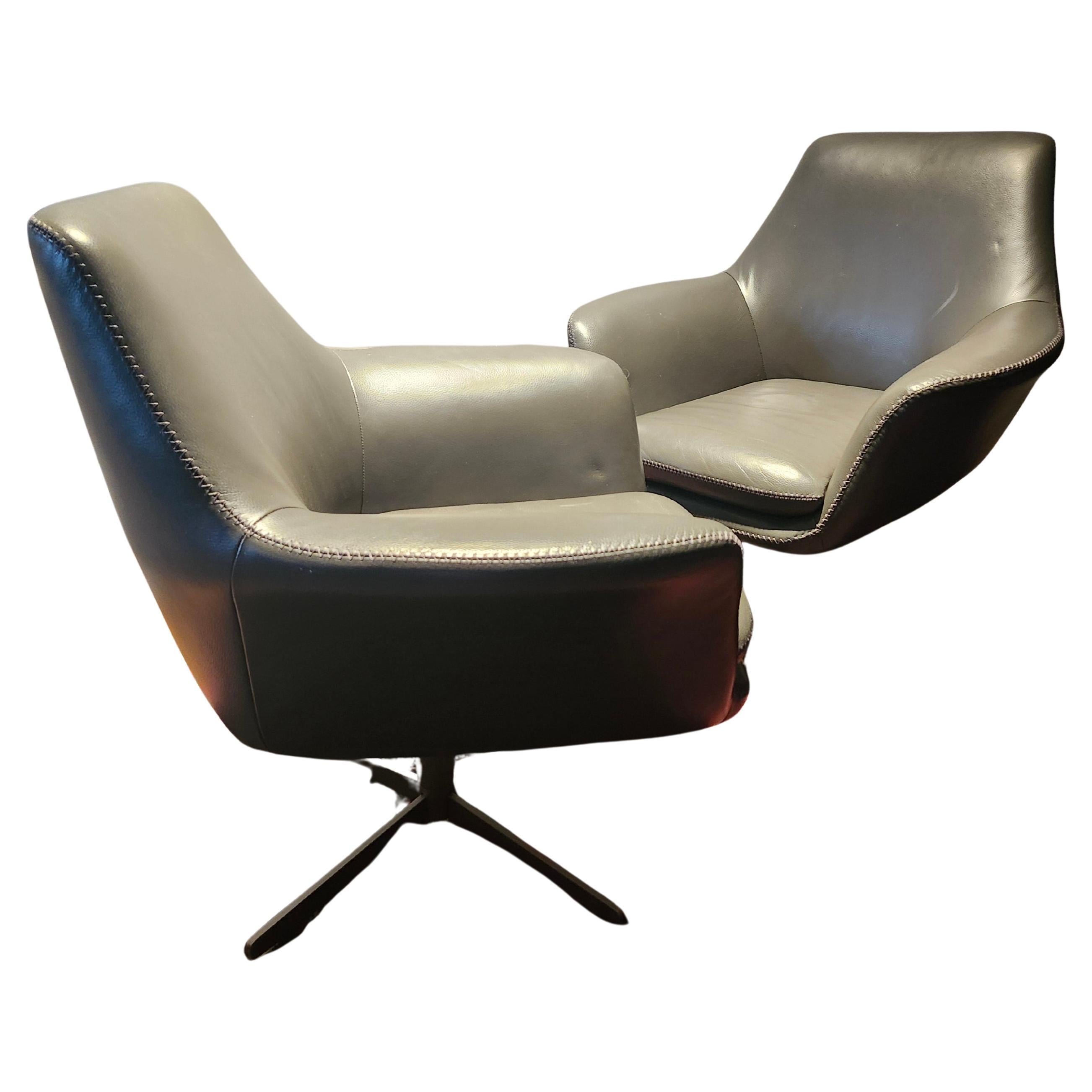 Pair of Mid Century Modern Italian Grey Leather Swiveling Lounge Chairs For Sale 2