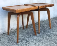 Paire de tables d'appoint en chêne rouge de style français du milieu du siècle dernier