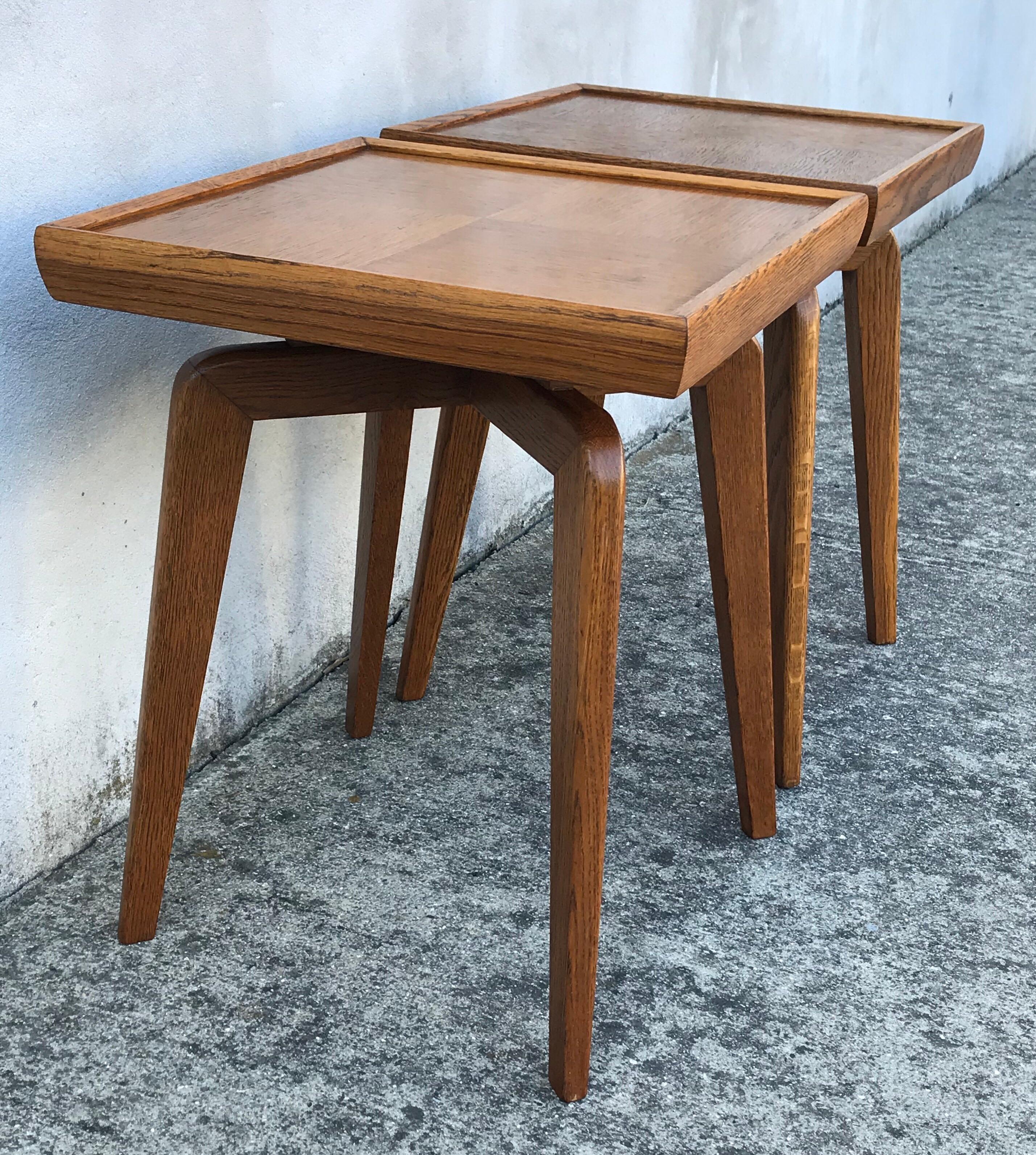 Mid-Century Modern Paire de tables d'appoint en chêne rouge de style français du milieu du siècle dernier en vente