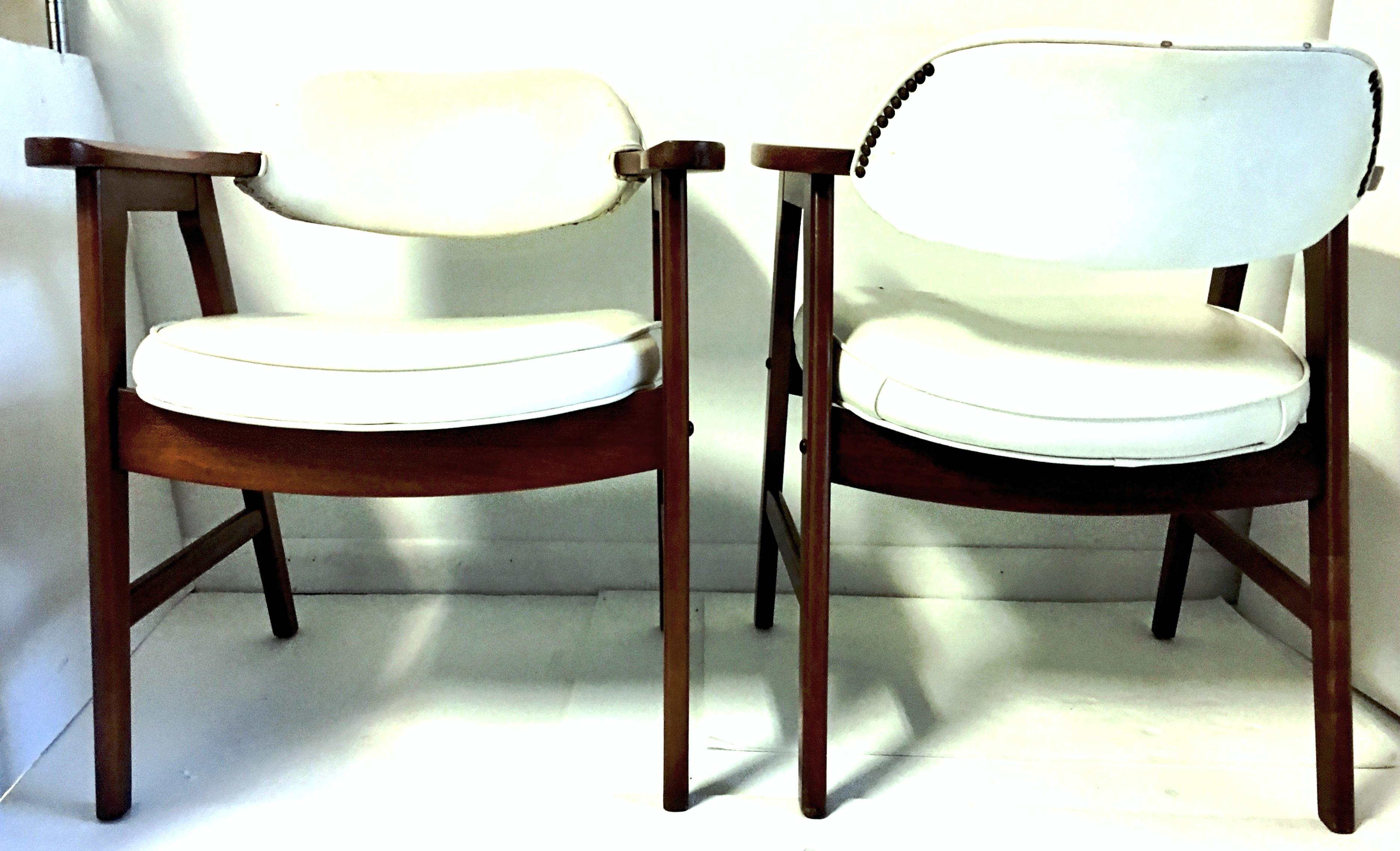 Pair of Mid-Century Modern Jerry Johnson Style Upholstered Armchairs In Good Condition For Sale In West Palm Beach, FL