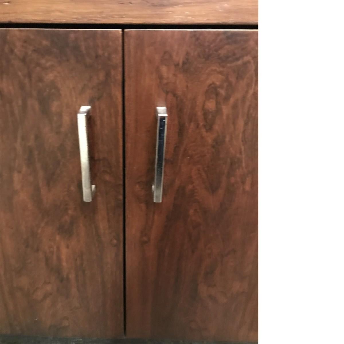 Pair of Mid-Century Modern John Stuart Lacquered and Walnut Nightstands In Good Condition For Sale In Pasadena, CA