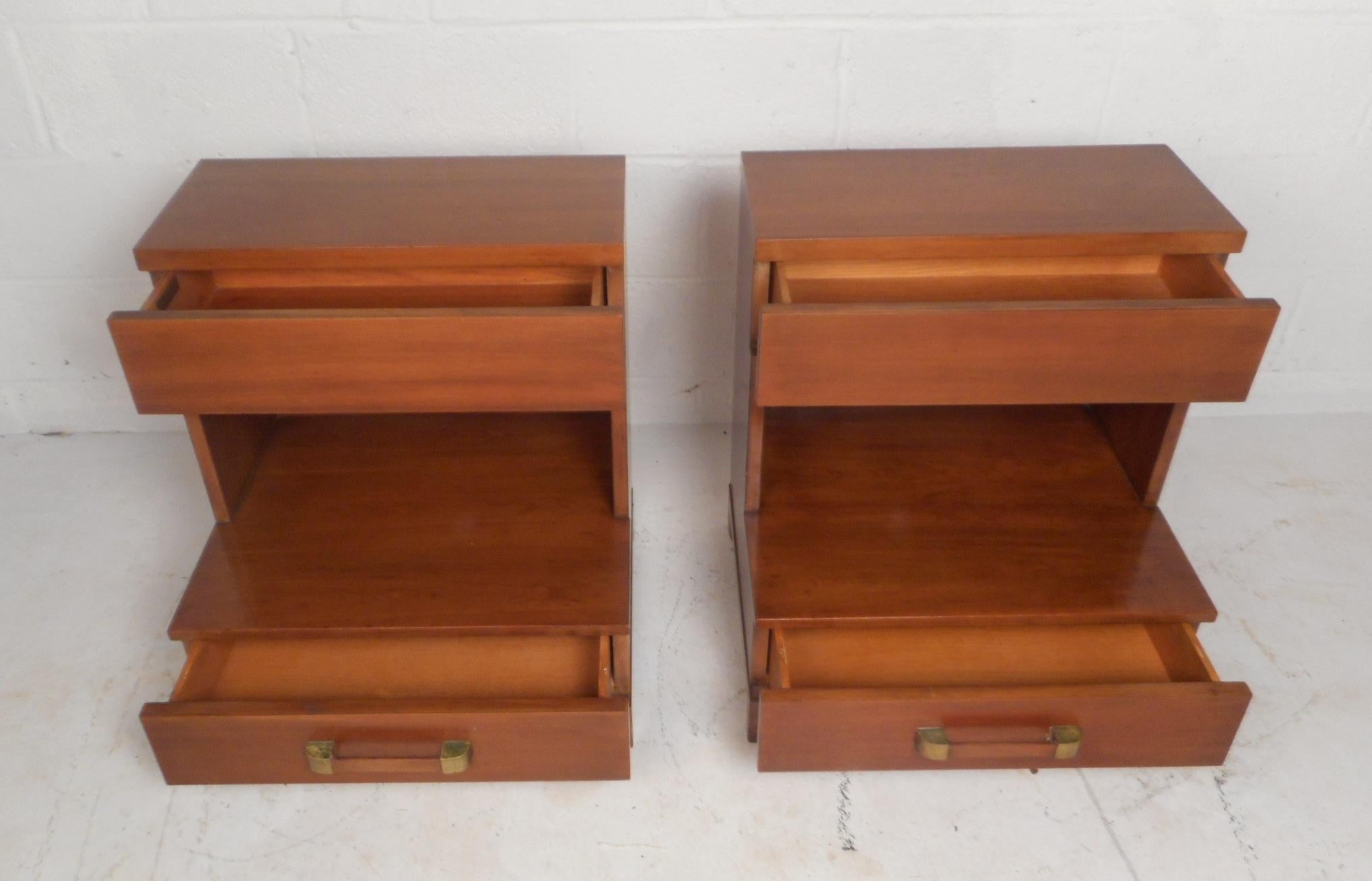 Pair of Mid-Century Modern John Widdicomb Nightstands In Good Condition For Sale In Brooklyn, NY