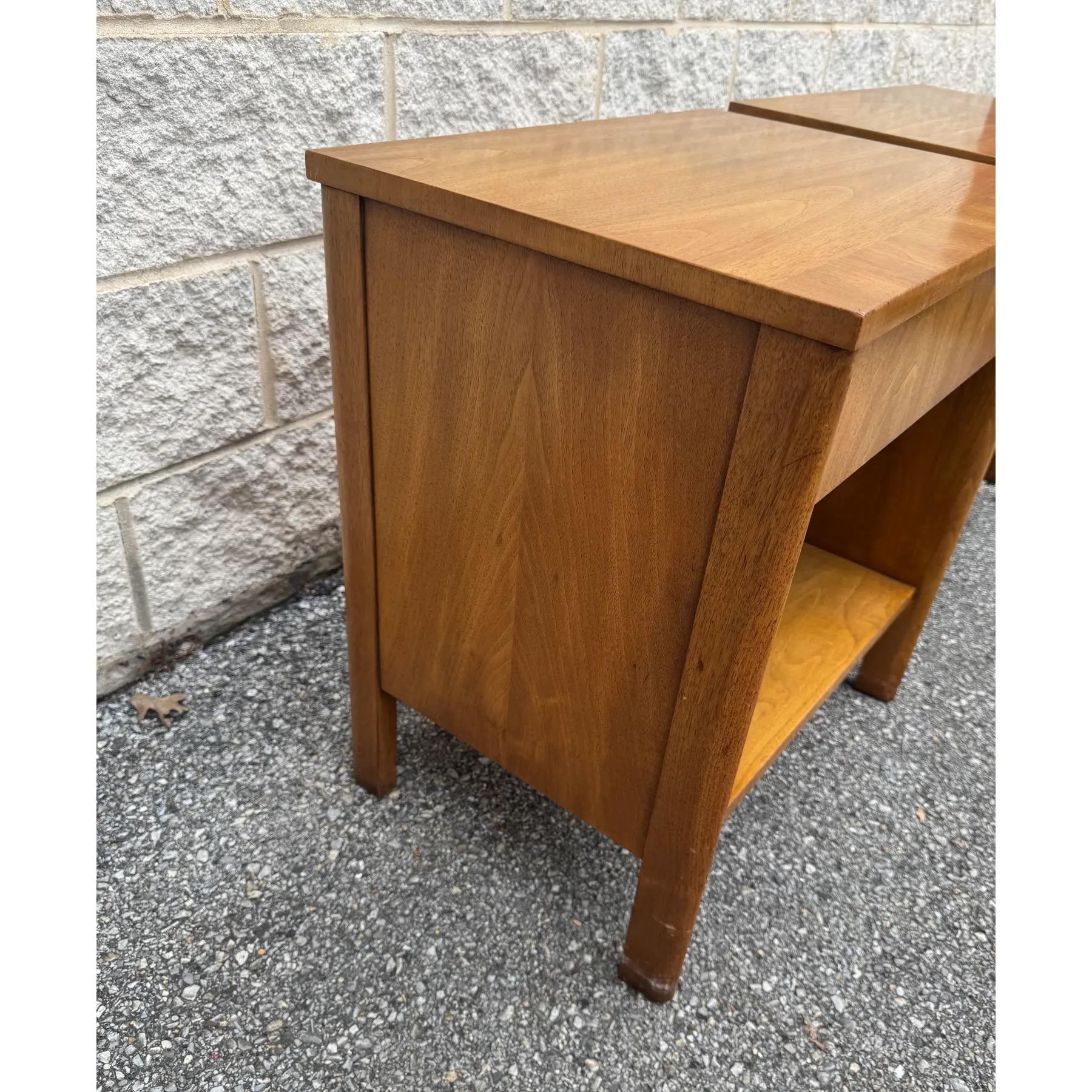 Paire de tables de nuit en noyer John Widdicomb, modernes du milieu du siècle dernier en vente 3