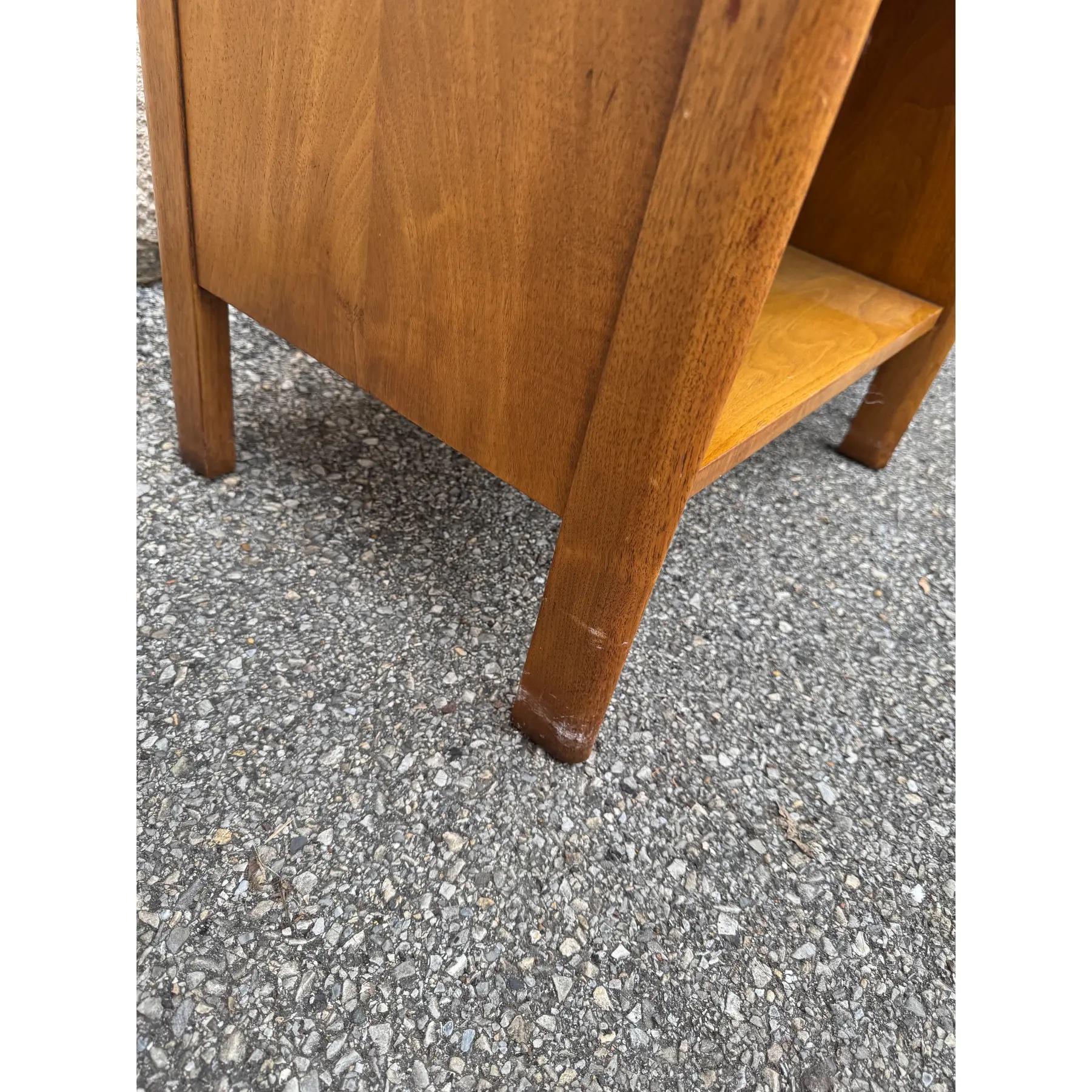 Paire de tables de nuit en noyer John Widdicomb, modernes du milieu du siècle dernier en vente 4