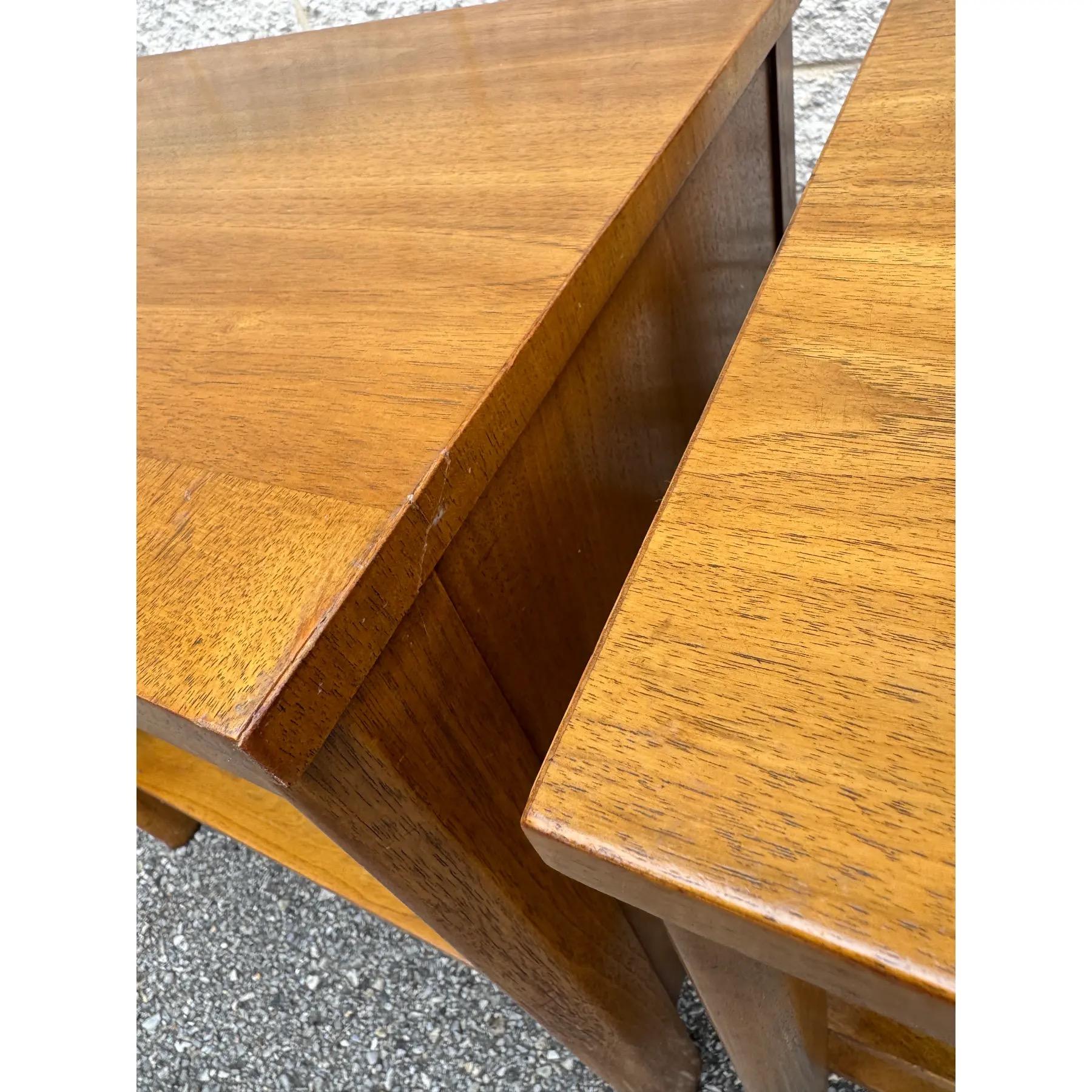 Paire de tables de nuit en noyer John Widdicomb, modernes du milieu du siècle dernier en vente 5