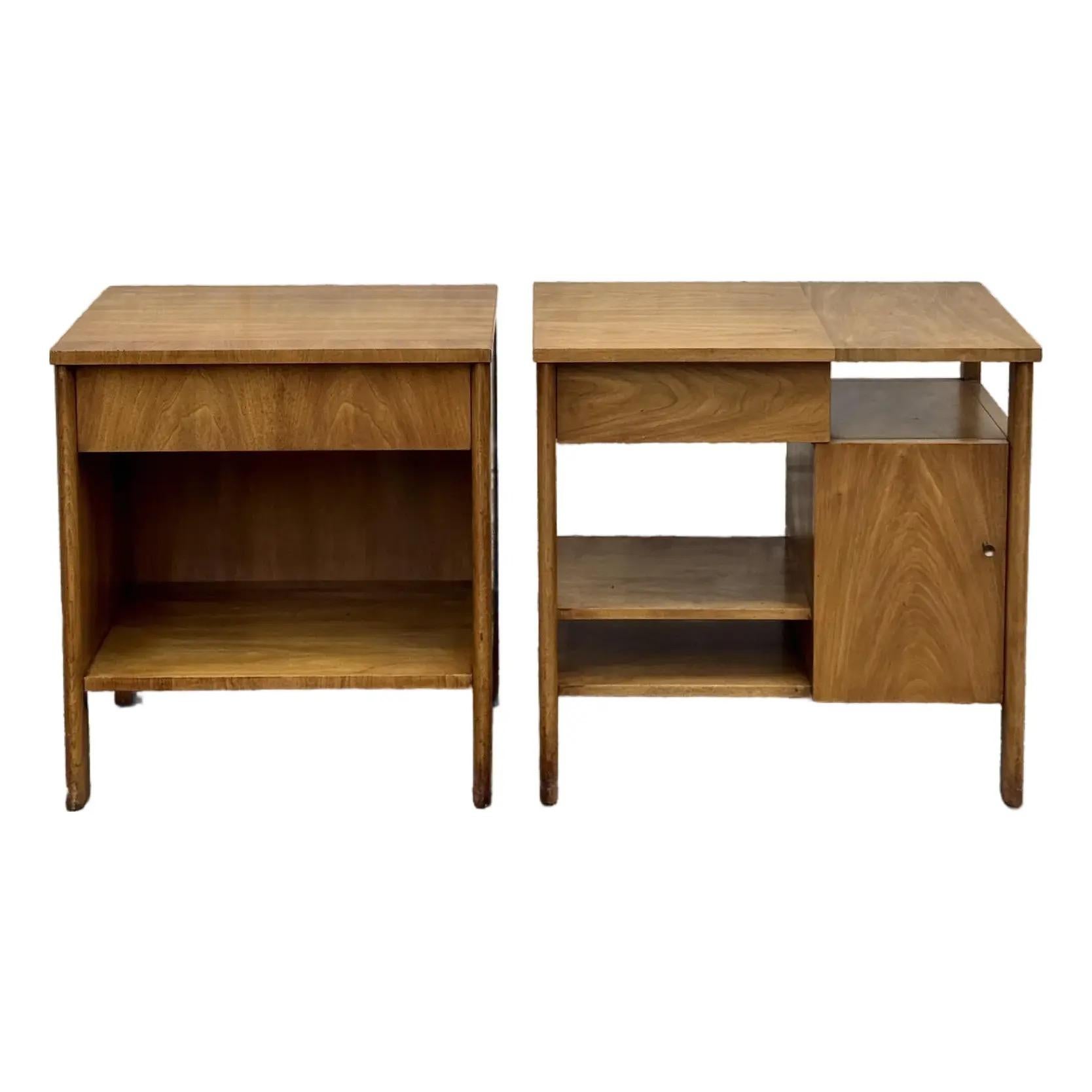 Paire de tables de chevet de style moderne du milieu du siècle, magnifiquement réalisées par John Widdicomb Furniture Company, Grand Rapids, Michigan. Ces tables de nuit présentent des lignes épurées, une construction en noyer chaud et des