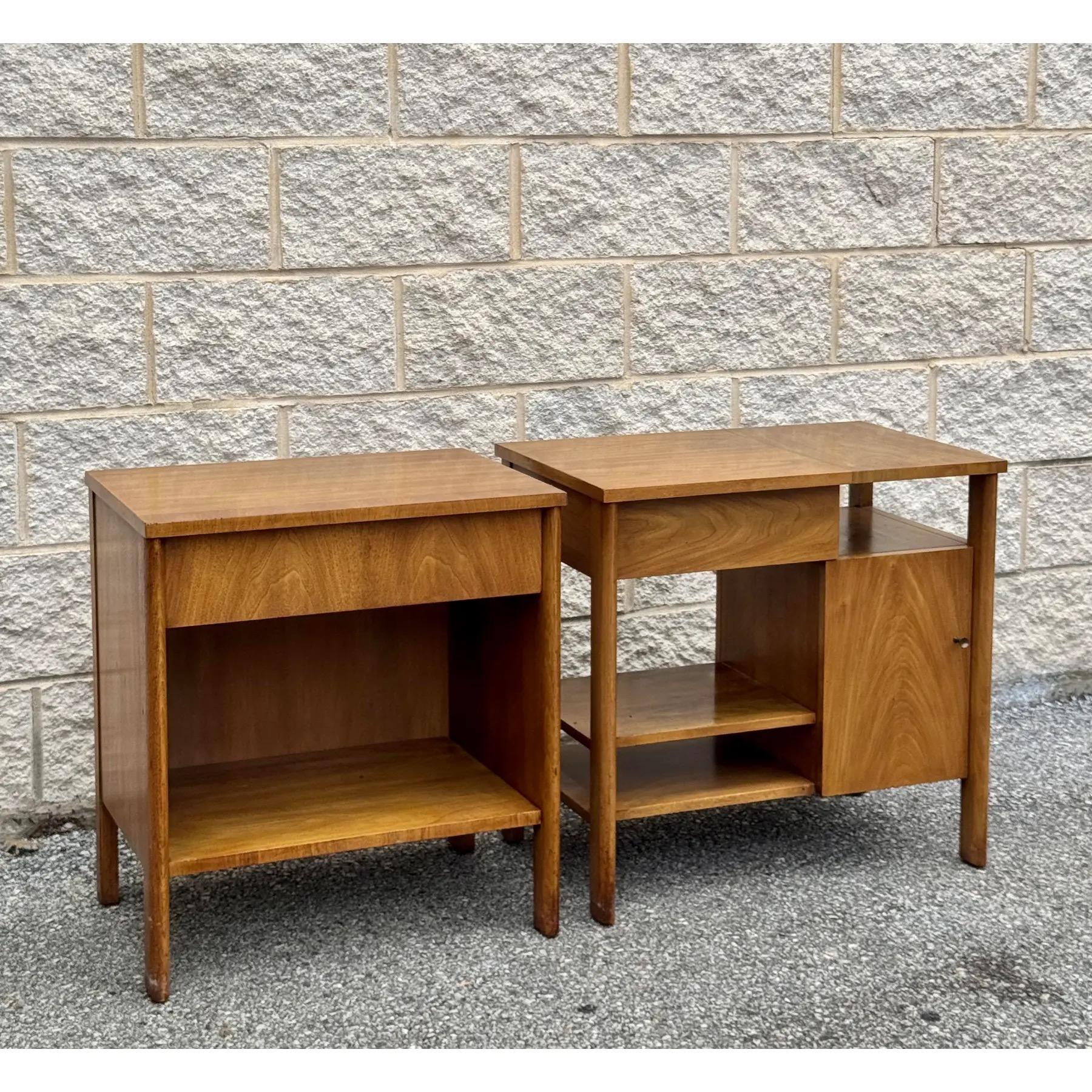 Mid-Century Modern Paire de tables de nuit en noyer John Widdicomb, modernes du milieu du siècle dernier en vente