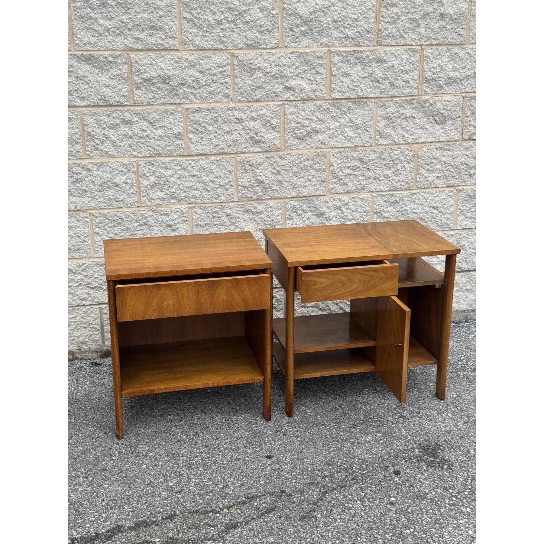 Paire de tables de nuit en noyer John Widdicomb, modernes du milieu du siècle dernier Bon état - En vente à Elkton, MD