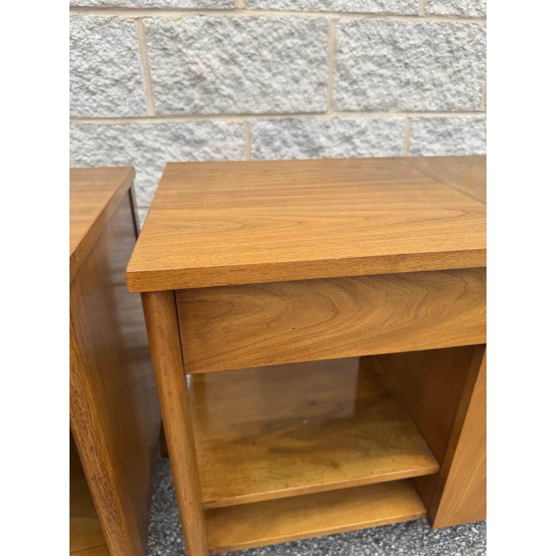 20ième siècle Paire de tables de nuit en noyer John Widdicomb, modernes du milieu du siècle dernier en vente