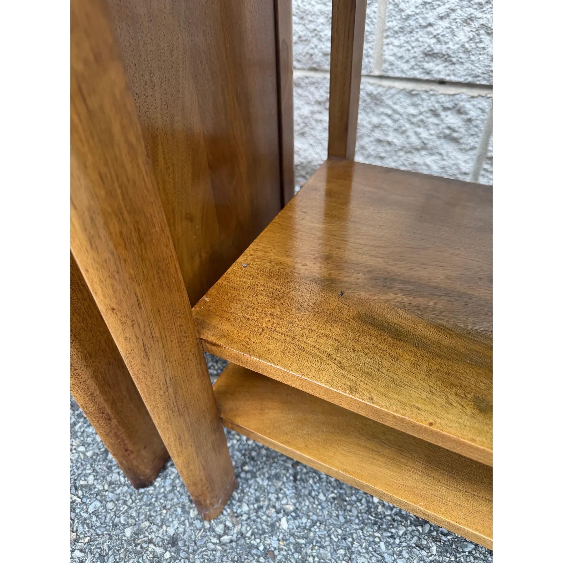Noyer Paire de tables de nuit en noyer John Widdicomb, modernes du milieu du siècle dernier en vente