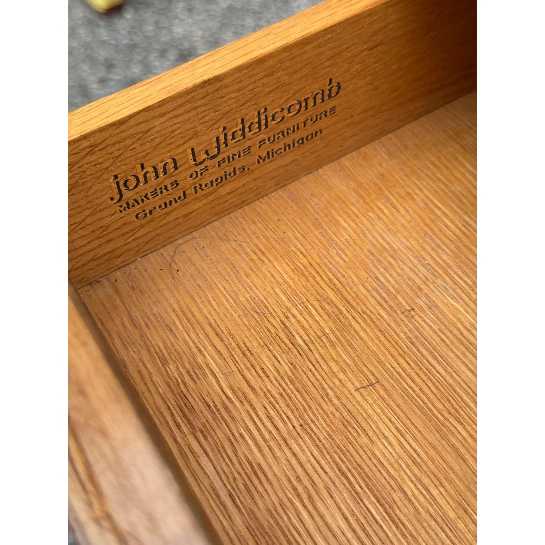 Paire de tables de nuit en noyer John Widdicomb, modernes du milieu du siècle dernier en vente 2