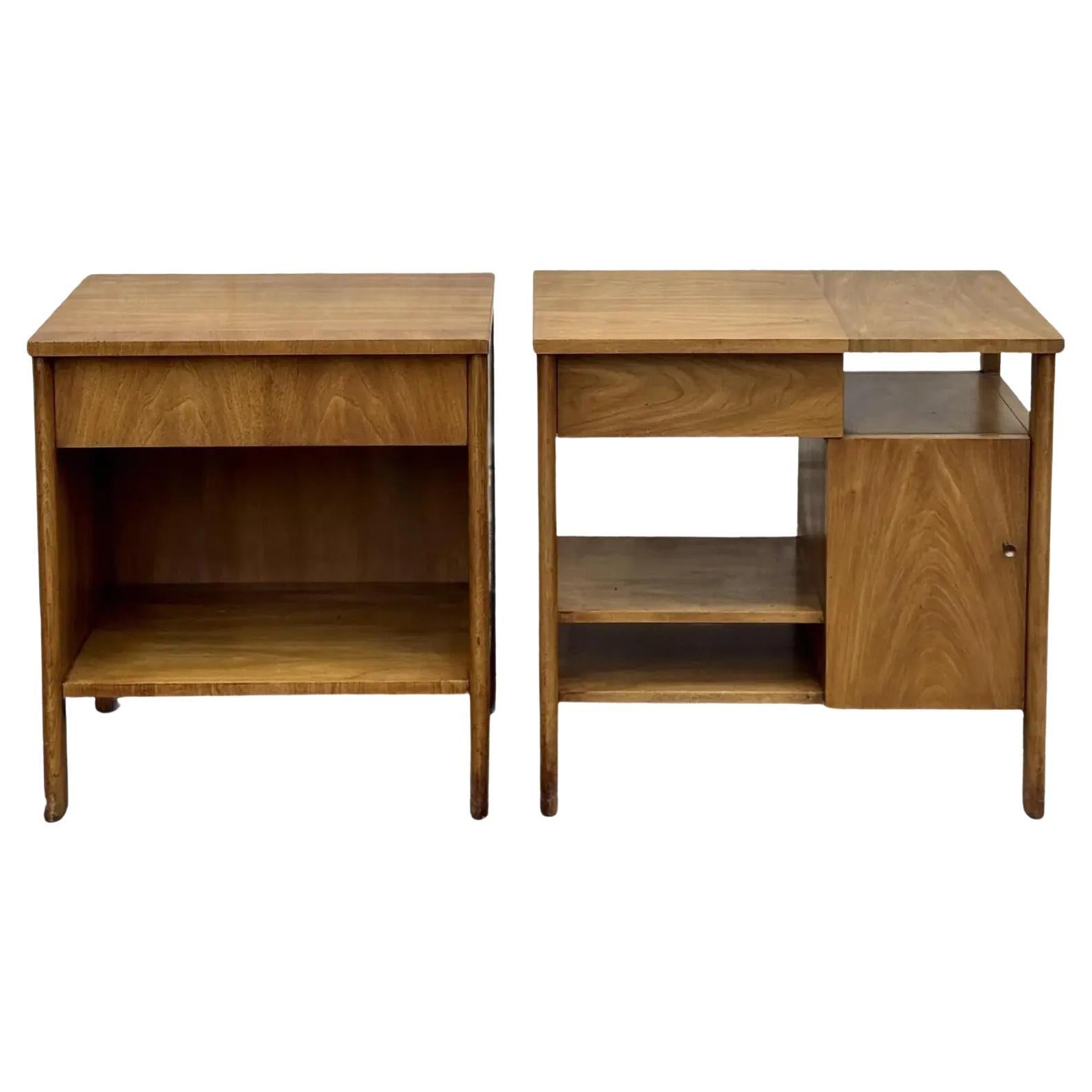 Paire de tables de nuit en noyer John Widdicomb, modernes du milieu du siècle dernier