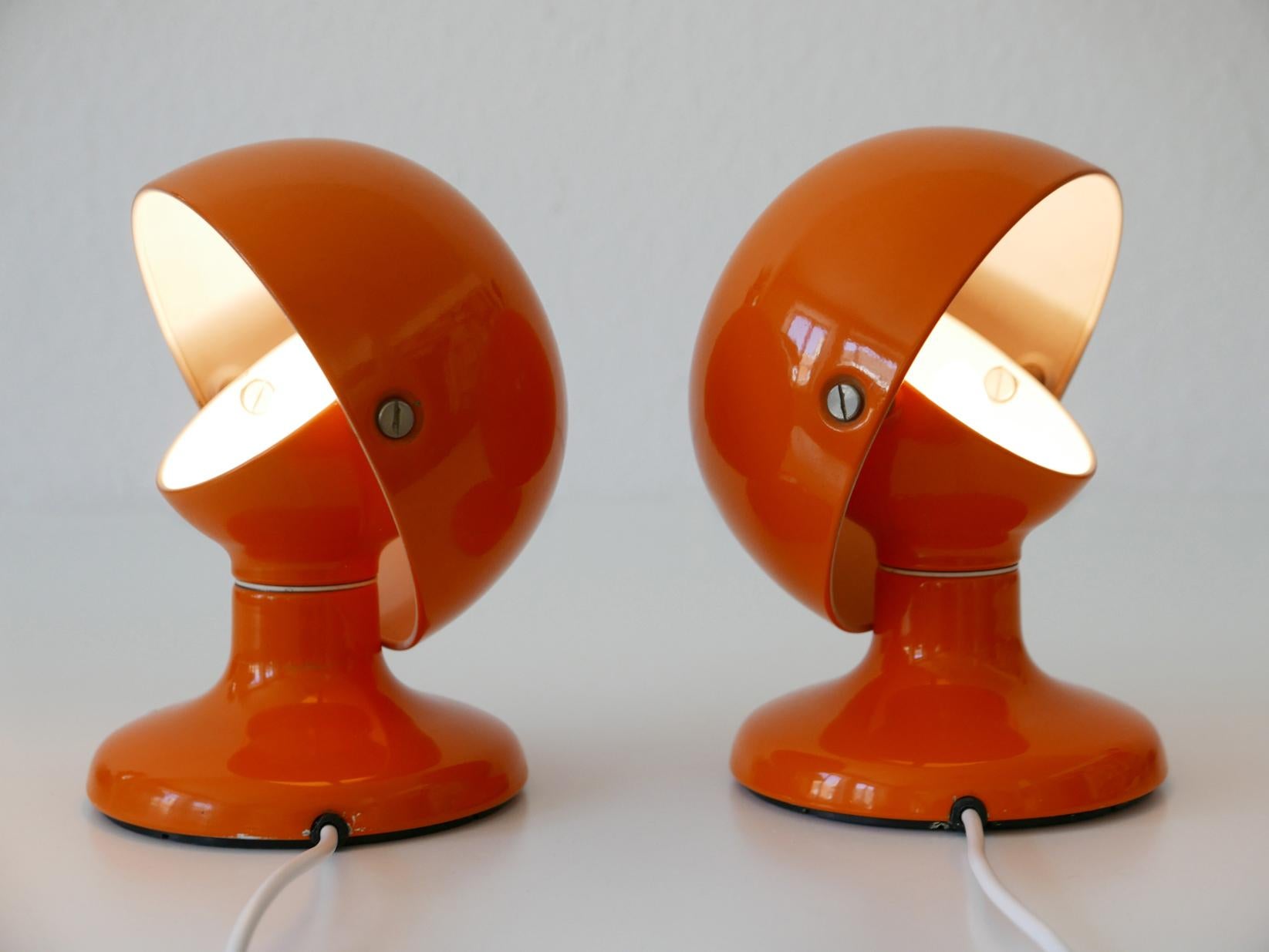 Paire d'étonnantes lampes de table d'appoint Jucker de style moderne du milieu du siècle. Conçu par Afra & Tobia Scarpa, 1963. Fabriqué par Flos, Italie, années 1960.

Exécutée en métal laqué orange, chaque lampe est livrée avec un porte-ampoule à