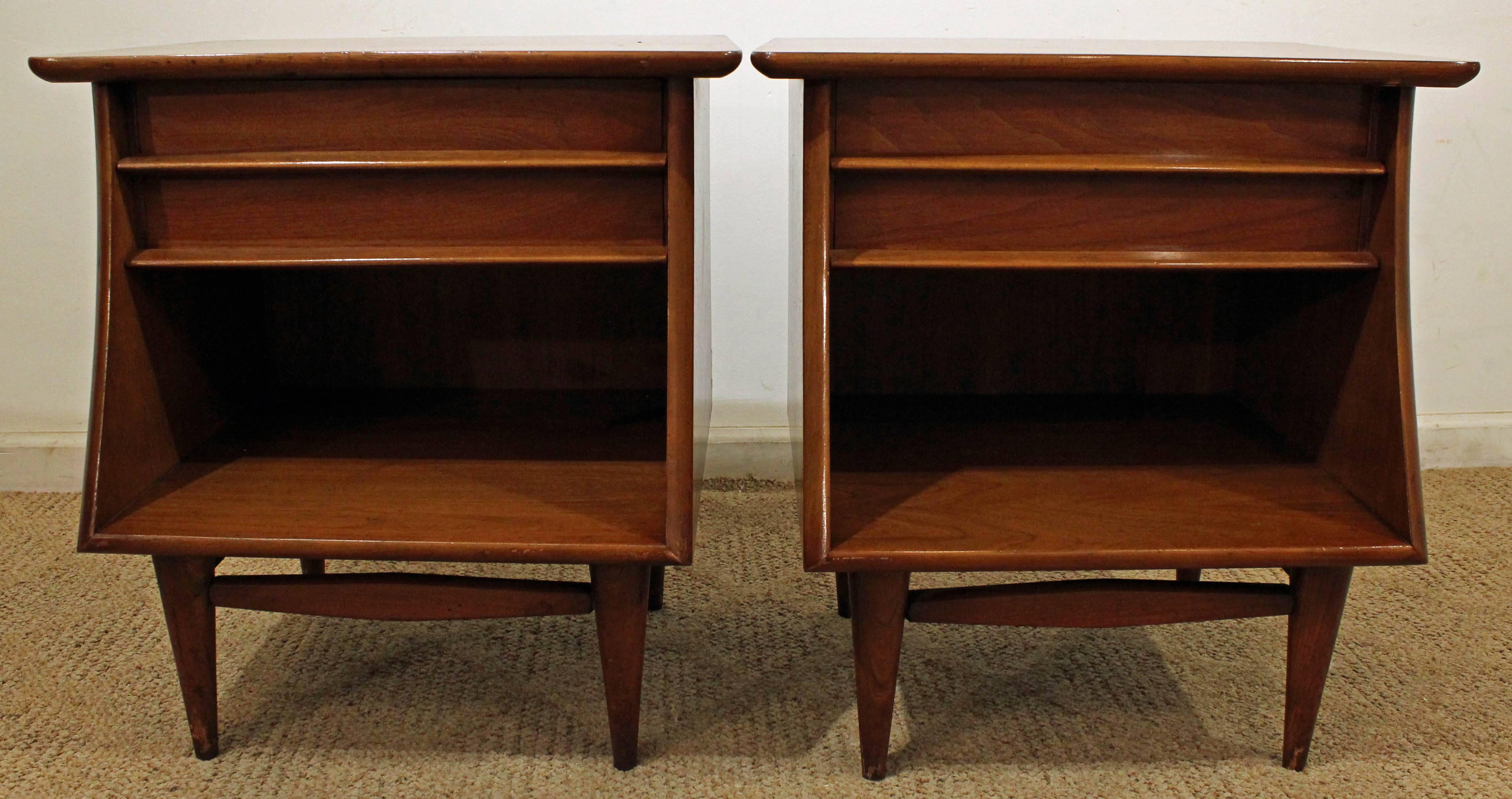 Offered is a pair of nightstands, made by Kent Coffey 