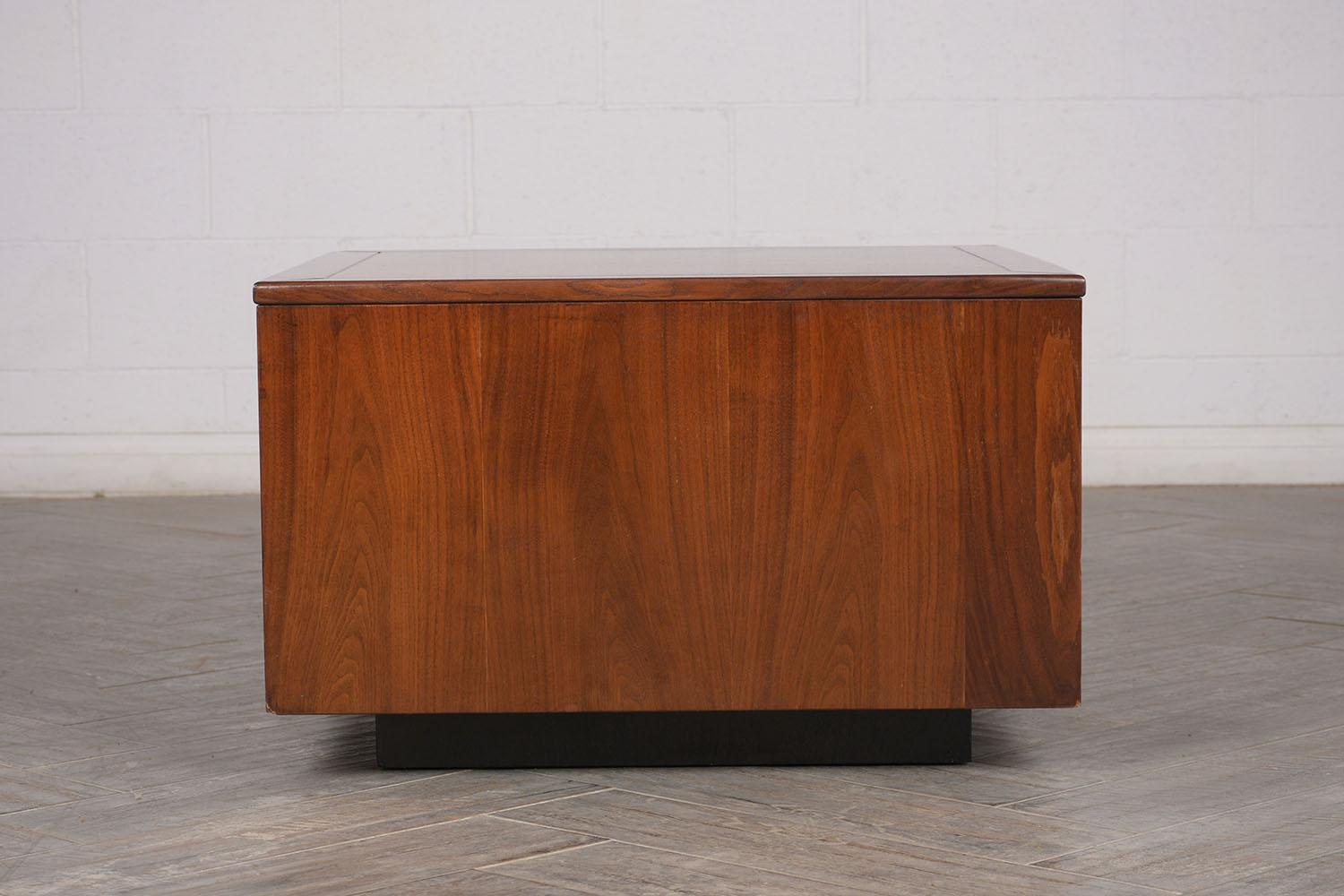 Pair of Mid-Century Modern Lacquered Nightstands 3