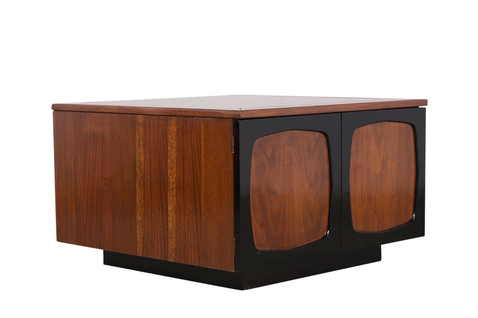 Pair of Mid-Century Modern Lacquered Nightstands 1