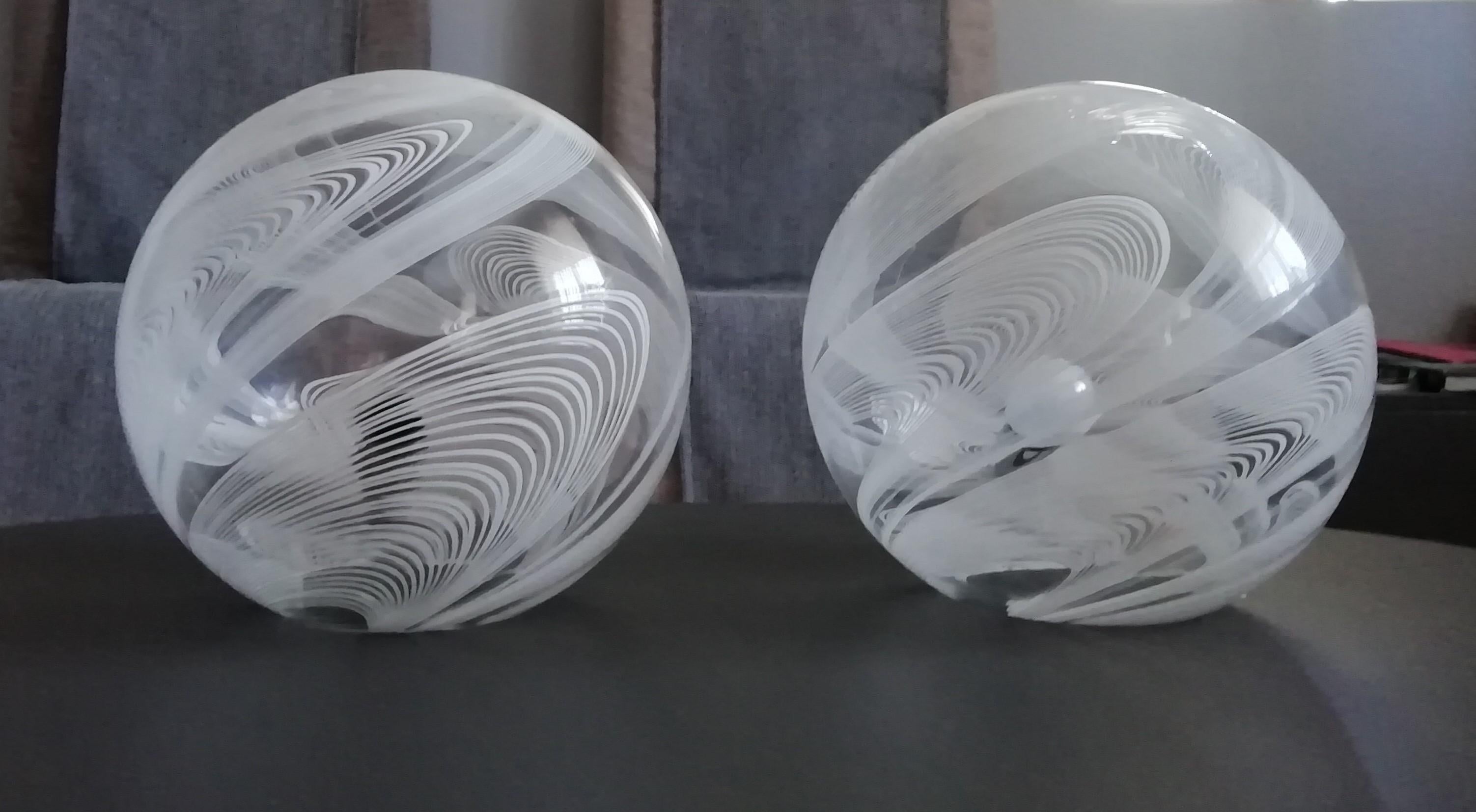 Pair of Space Age one-light table lamps executed in the style of master glass blower Lino Tagliapietra for Venini, circa 1970.
Hand blown in a white 