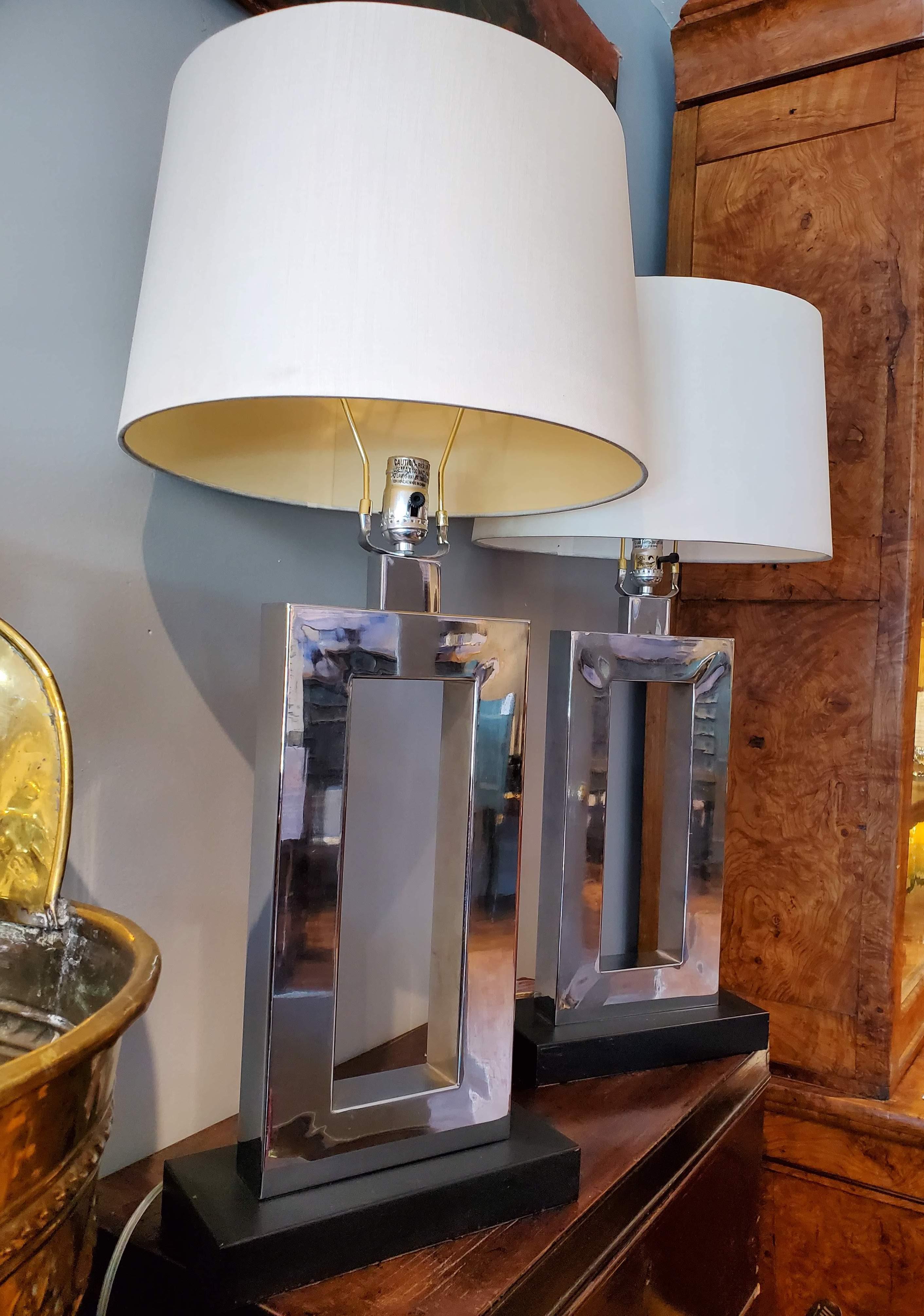 Bring the 1960s back (or just a touch) with this pair of Mid-Century Modern lamps from France. The chrome is still in shiny shape with good black bases and the lamps have been rewired for modern use.
Paris, 1960.
Measures: 30