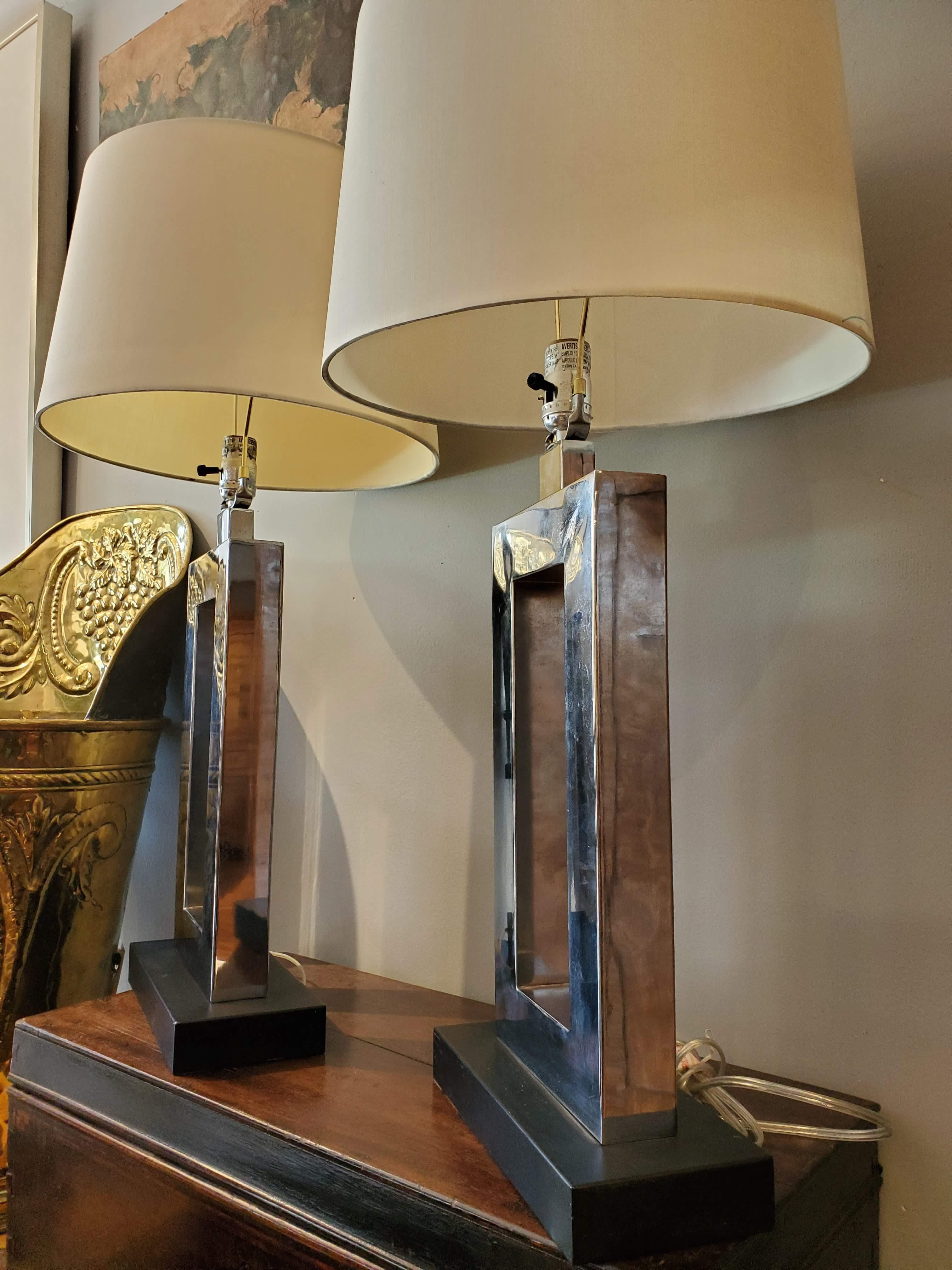 Paar moderne Chrom-Lampen mit schwarzem Sockel aus der Mitte des Jahrhunderts (Moderne der Mitte des Jahrhunderts) im Angebot