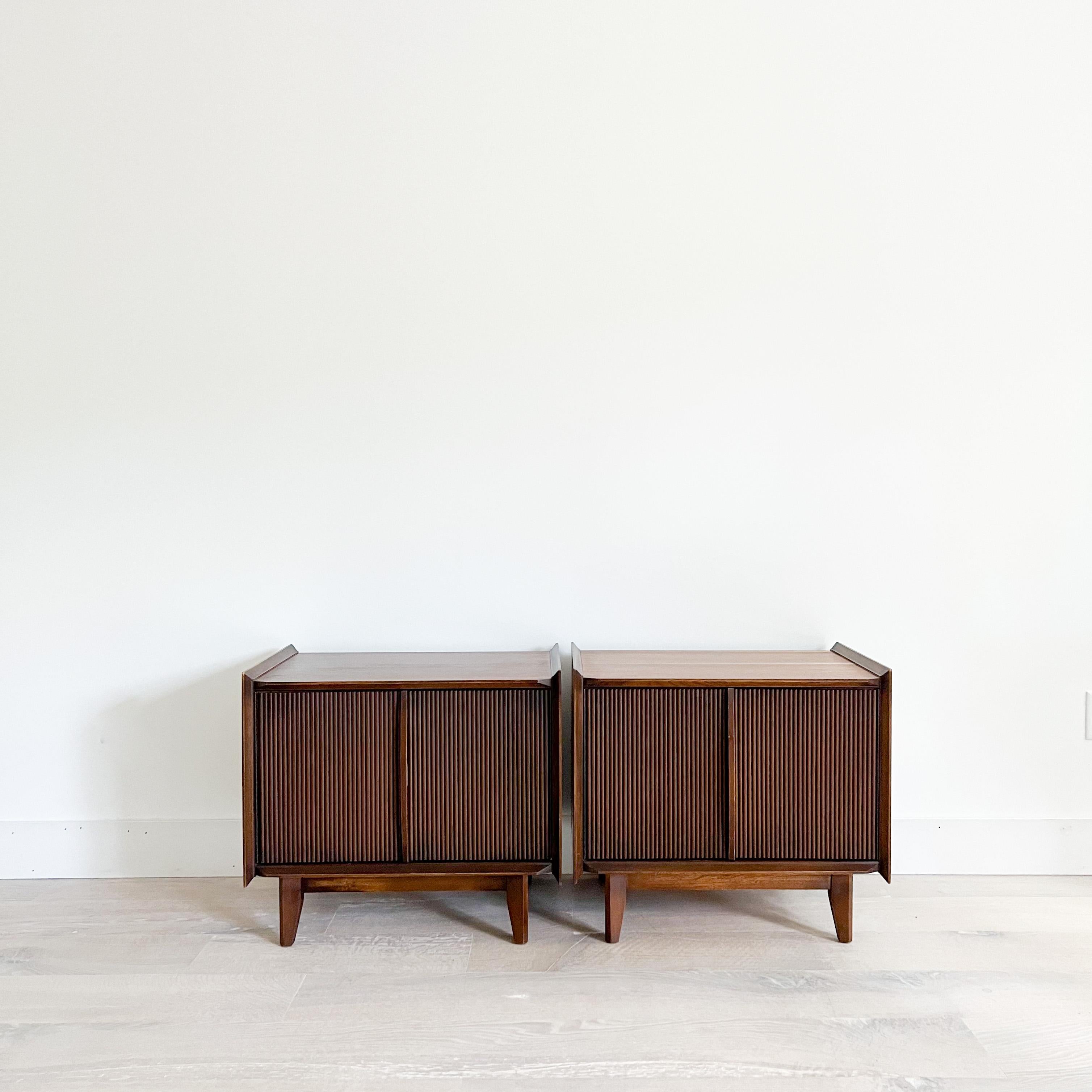 Pair of Mid-Century Modern Lane 1st Edition Walnut Nightstands In Good Condition In Asheville, NC