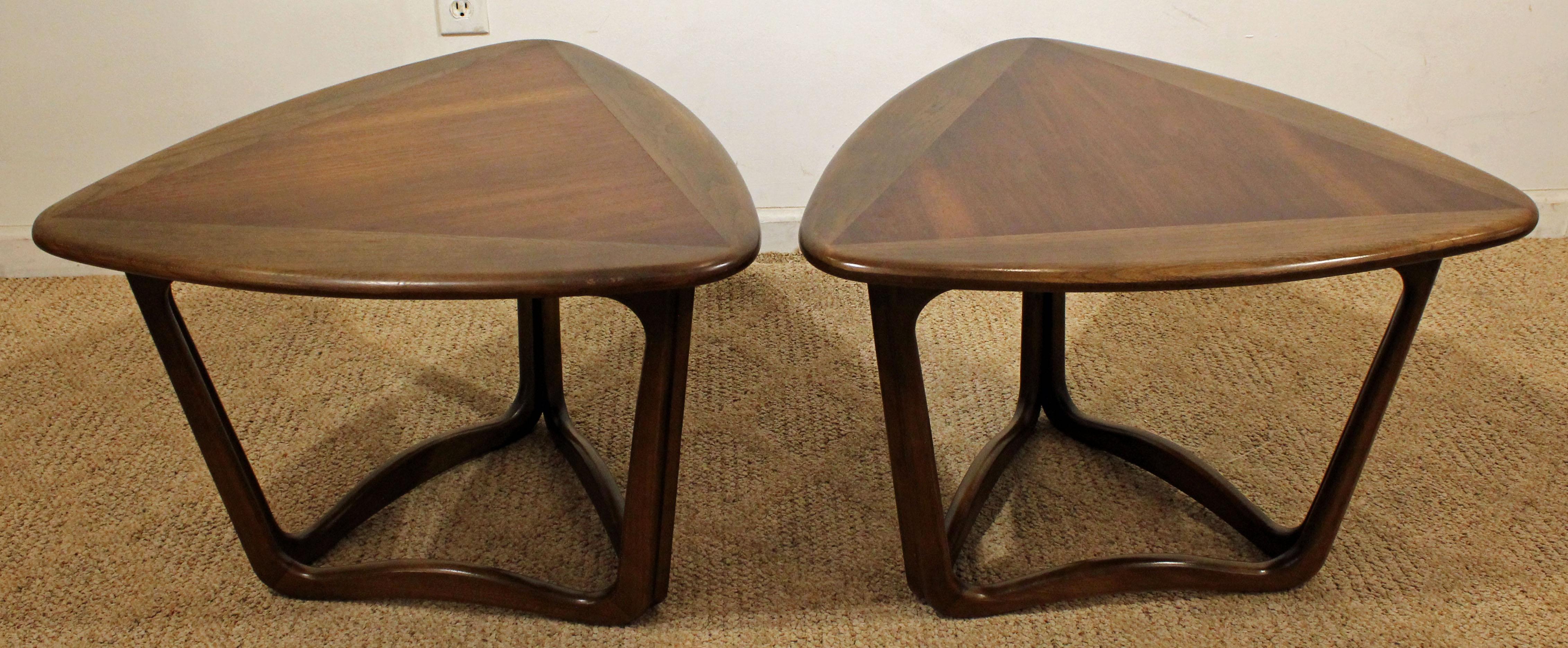 Offered is a pair of Mid-Century Modern end tables from the Lane 'Perception' line. This set features two-toned triangle tops with sculpted legs. They are in excellent condition, signed by Lane. 

Dimensions:
26