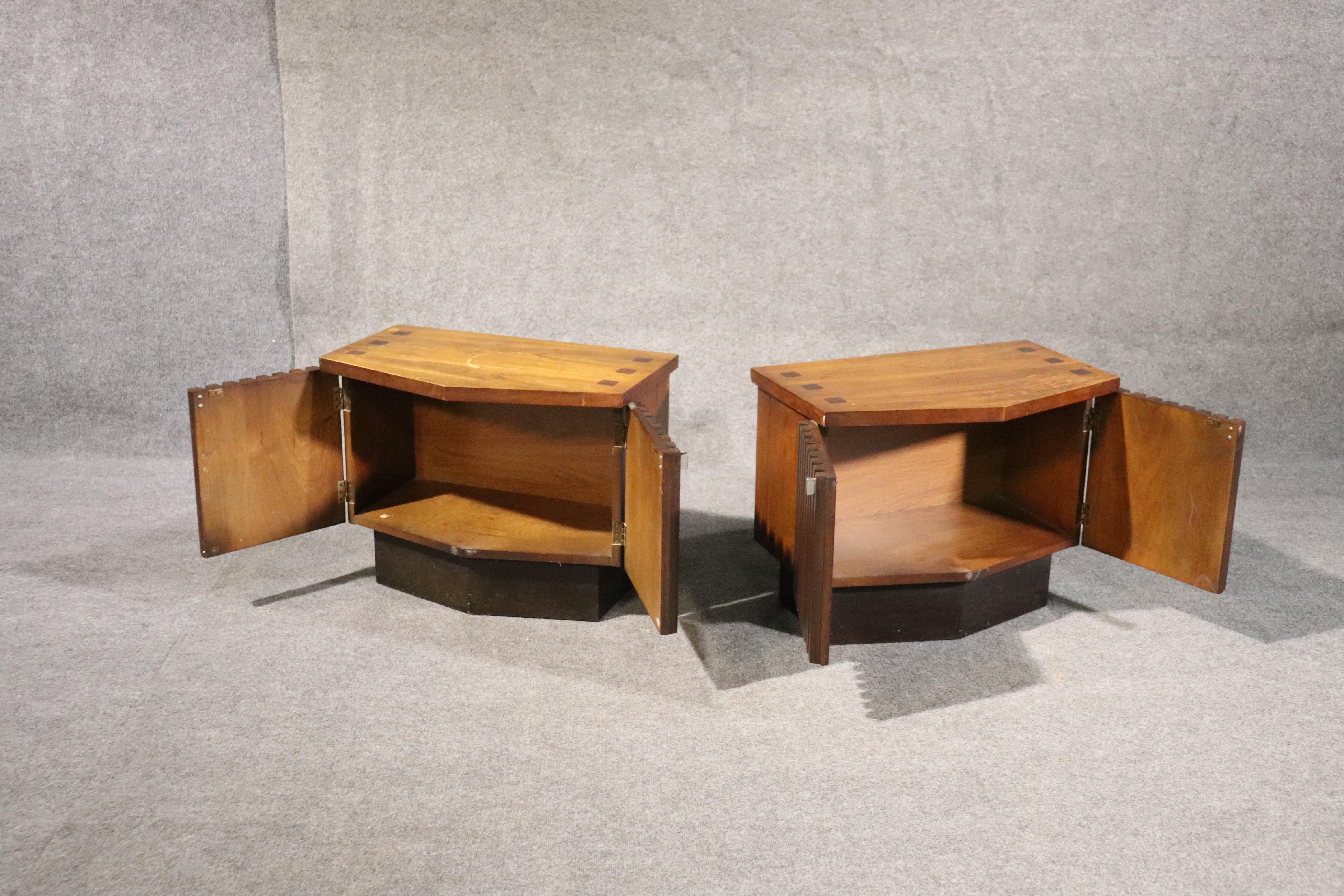 Pair of Mid-Century Modern Lane Rosewood and Walnut Nightstand Tables circa 1960 7