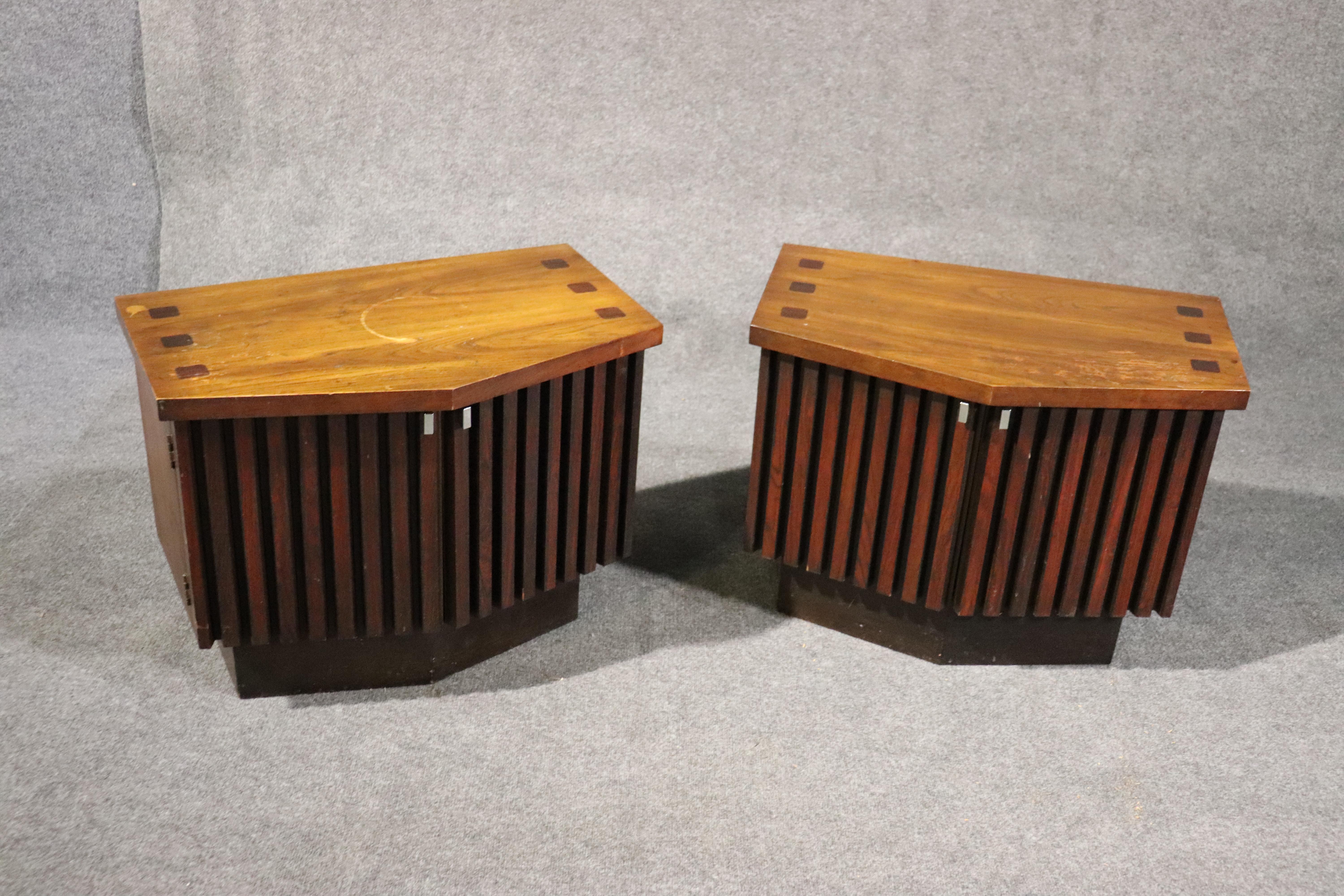 This is a gorgeous pair of lane Mid-Century Modern nightstands. The stands are part of a large King bedroom set I have listed as separate items. The stands do show some losses to the finish and signs of use. They each measure 22 tall x 28 wide x 18