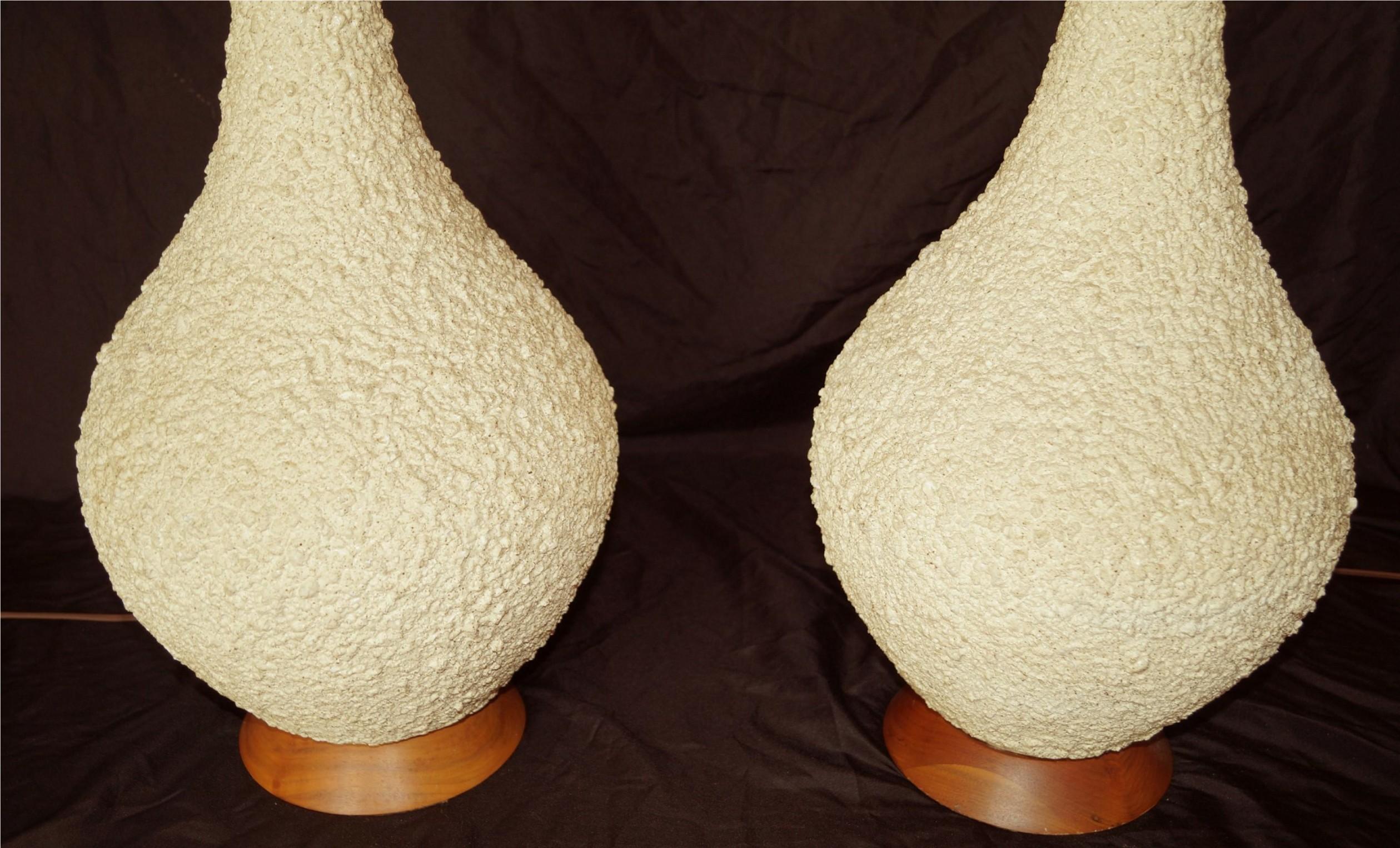 Pair of Mid-Century Modern Large Popcorn Teak Table Lamps In Good Condition For Sale In Wayne, NJ