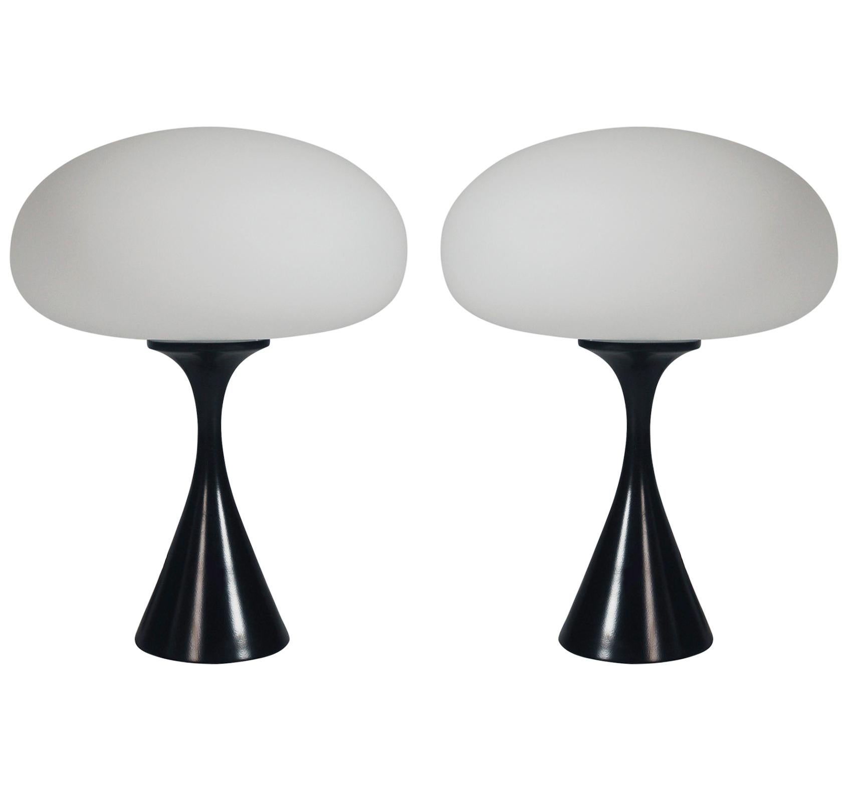 Pair of Mid-Century Modern Laurel Mushroom Table Lamps in Black / White In Good Condition In Philadelphia, PA