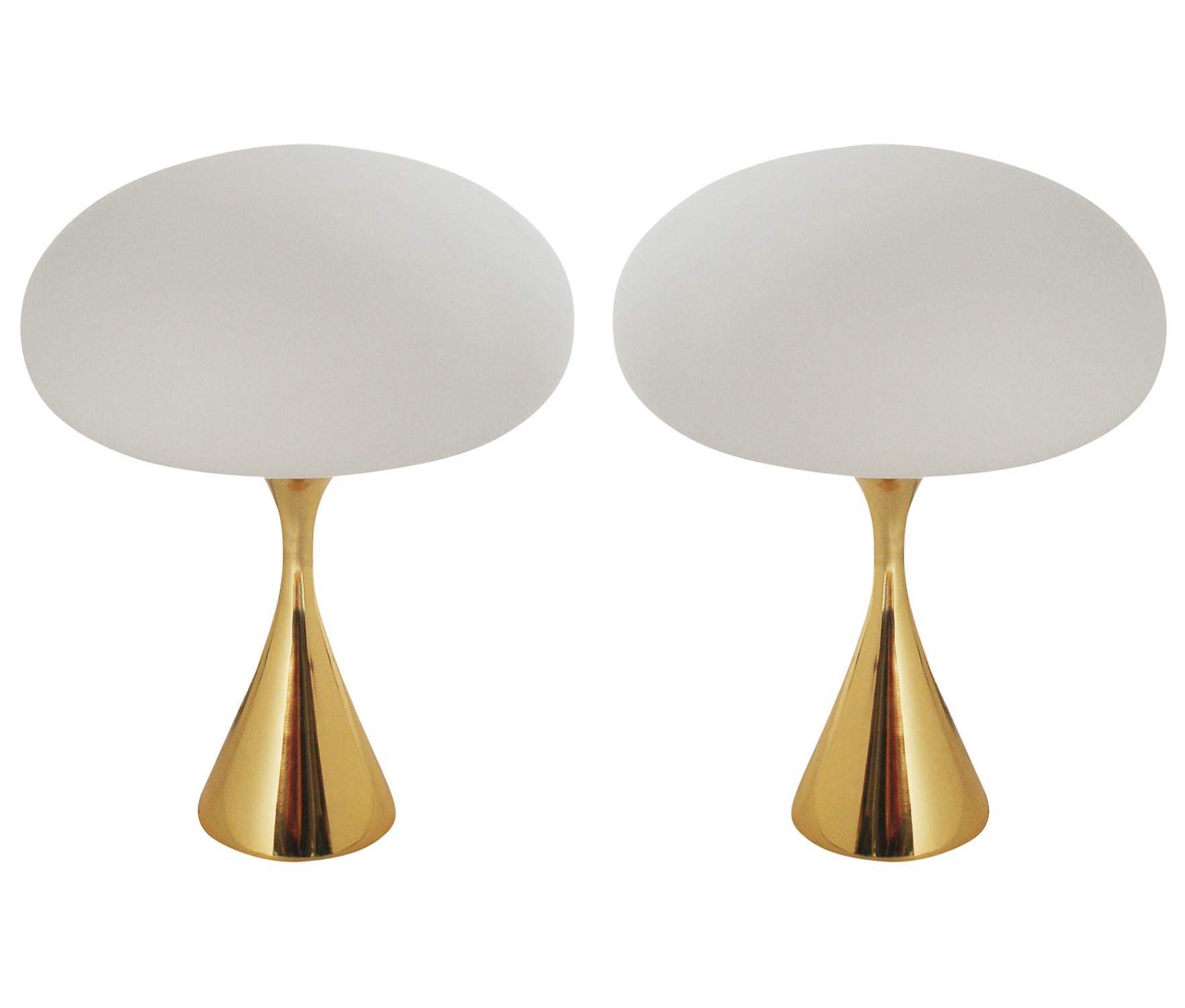 Pair of Mid-Century Modern Laurel Mushroom Table Lamps in Brass In Good Condition In Philadelphia, PA