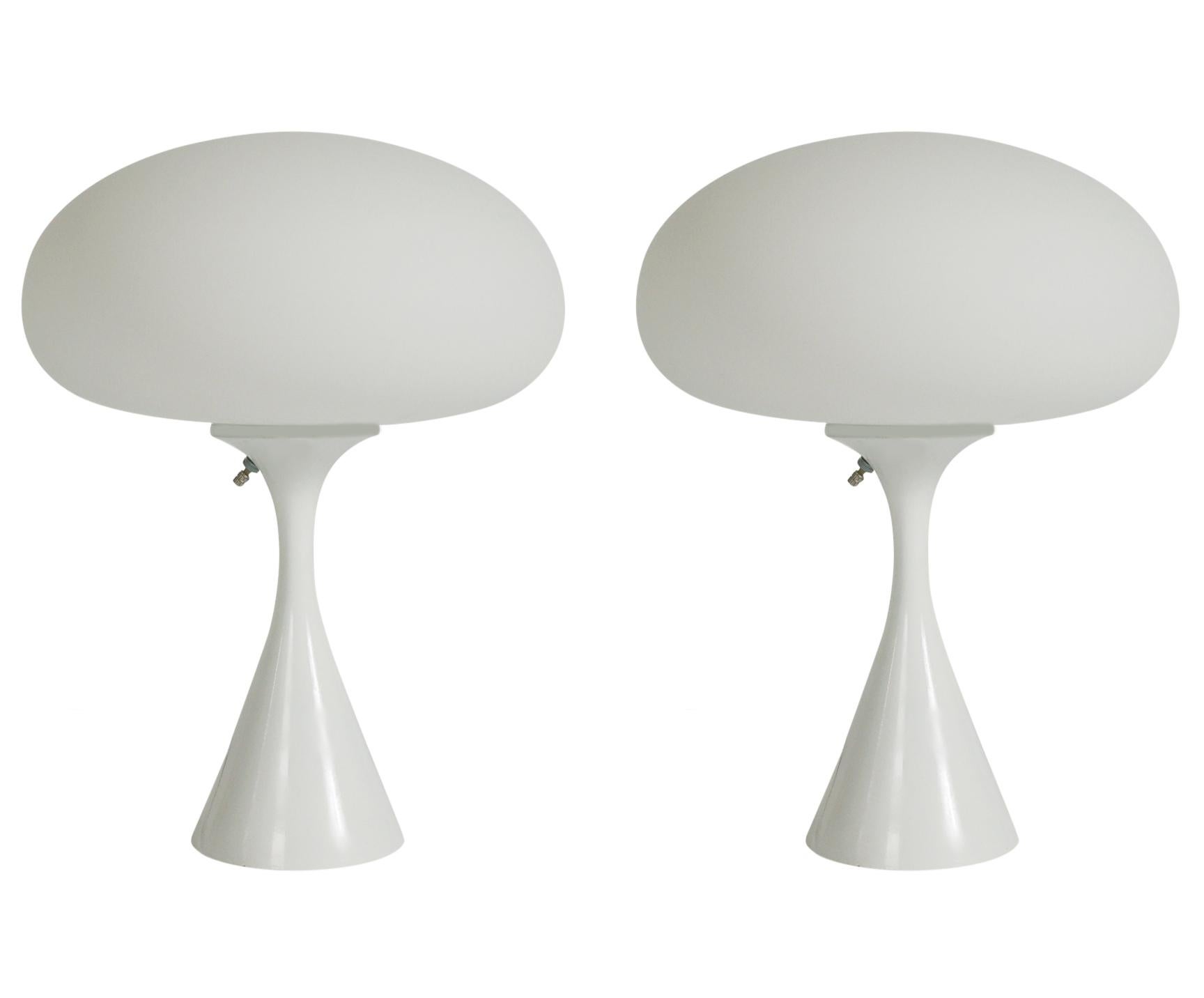 Pair of Mid-Century Modern Laurel Mushroom Table Lamps in White In Good Condition In Philadelphia, PA