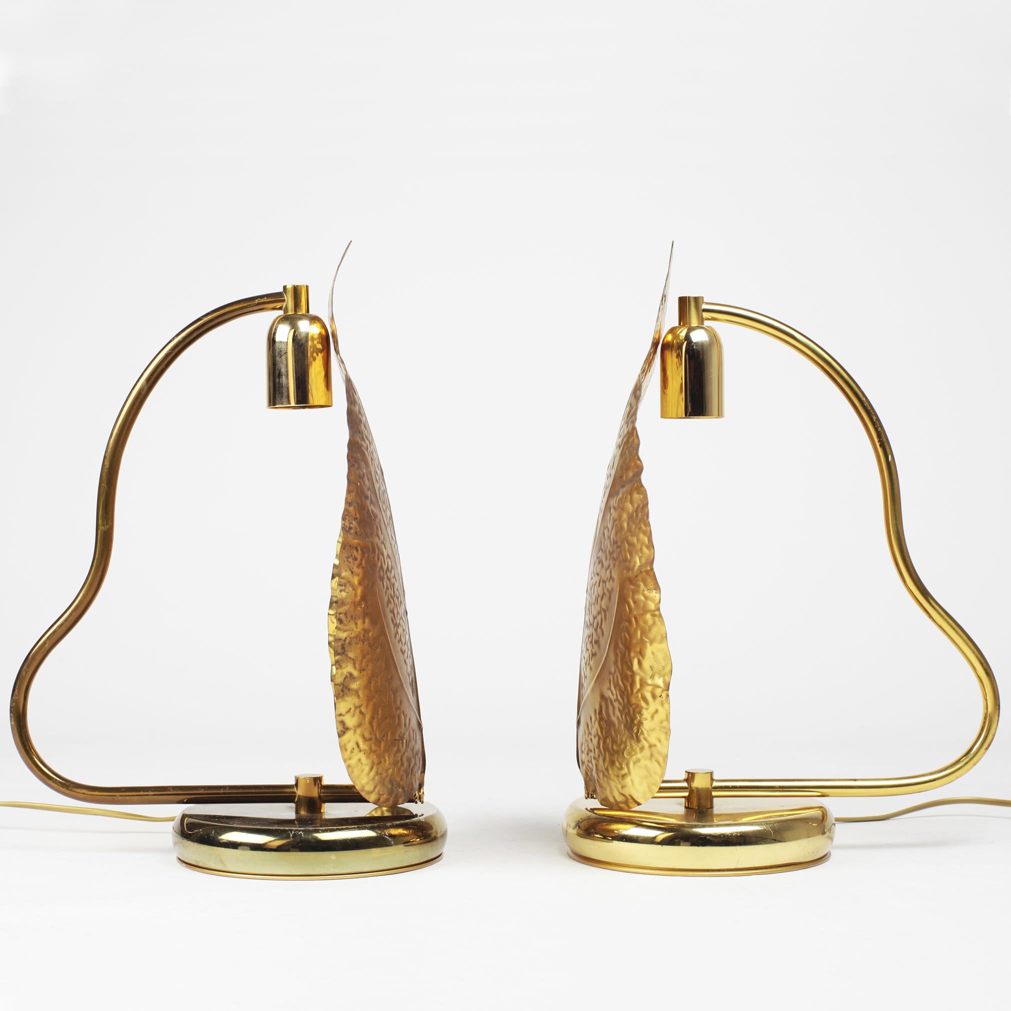 Pair of gilded Italian table lamps from the 1970s
Leaf shaped brass shade and gilded metal stand
Nice patina.