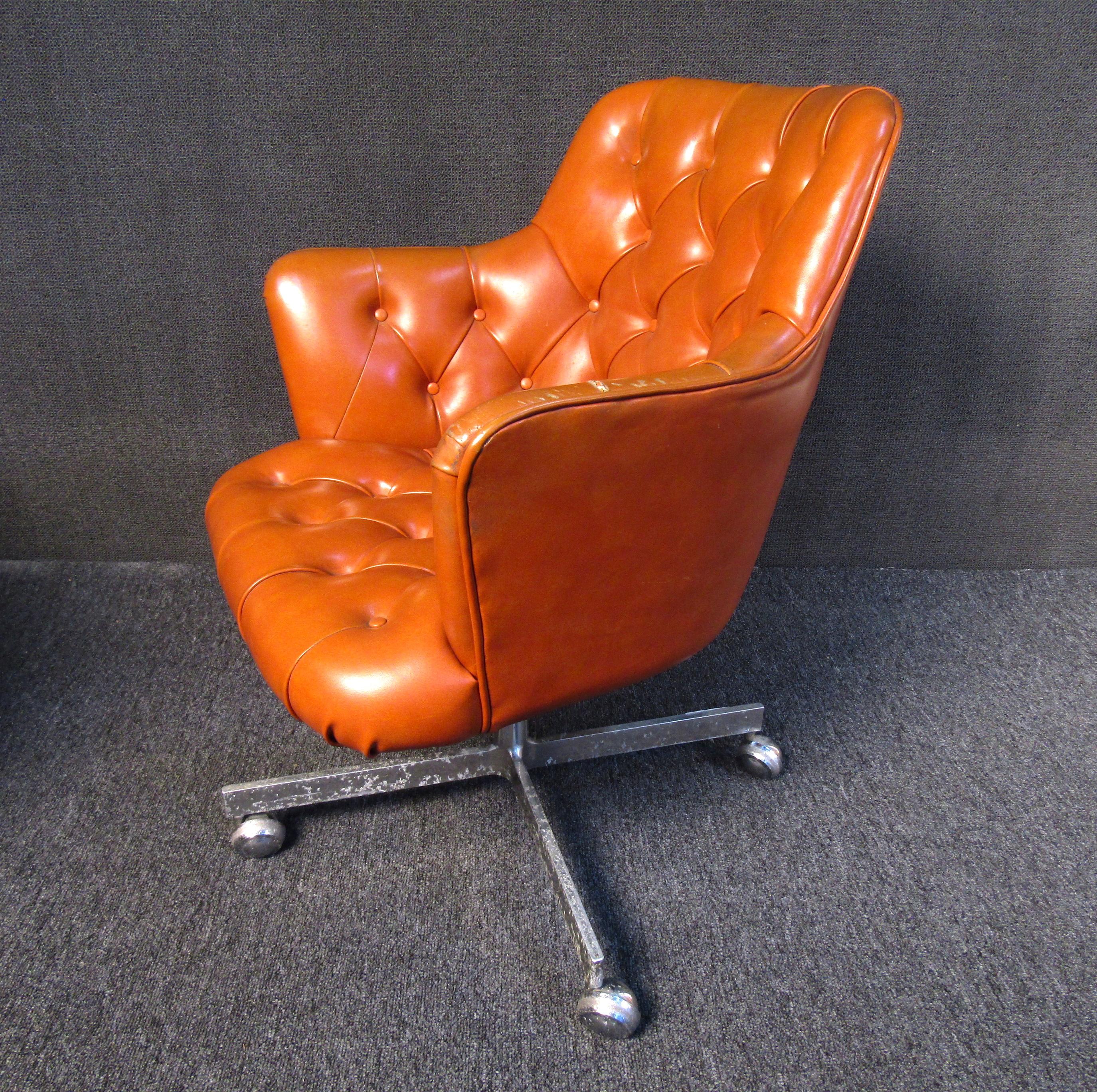 20th Century Pair of Mid-Century Modern Leather and Chrome Rolling Armchairs For Sale