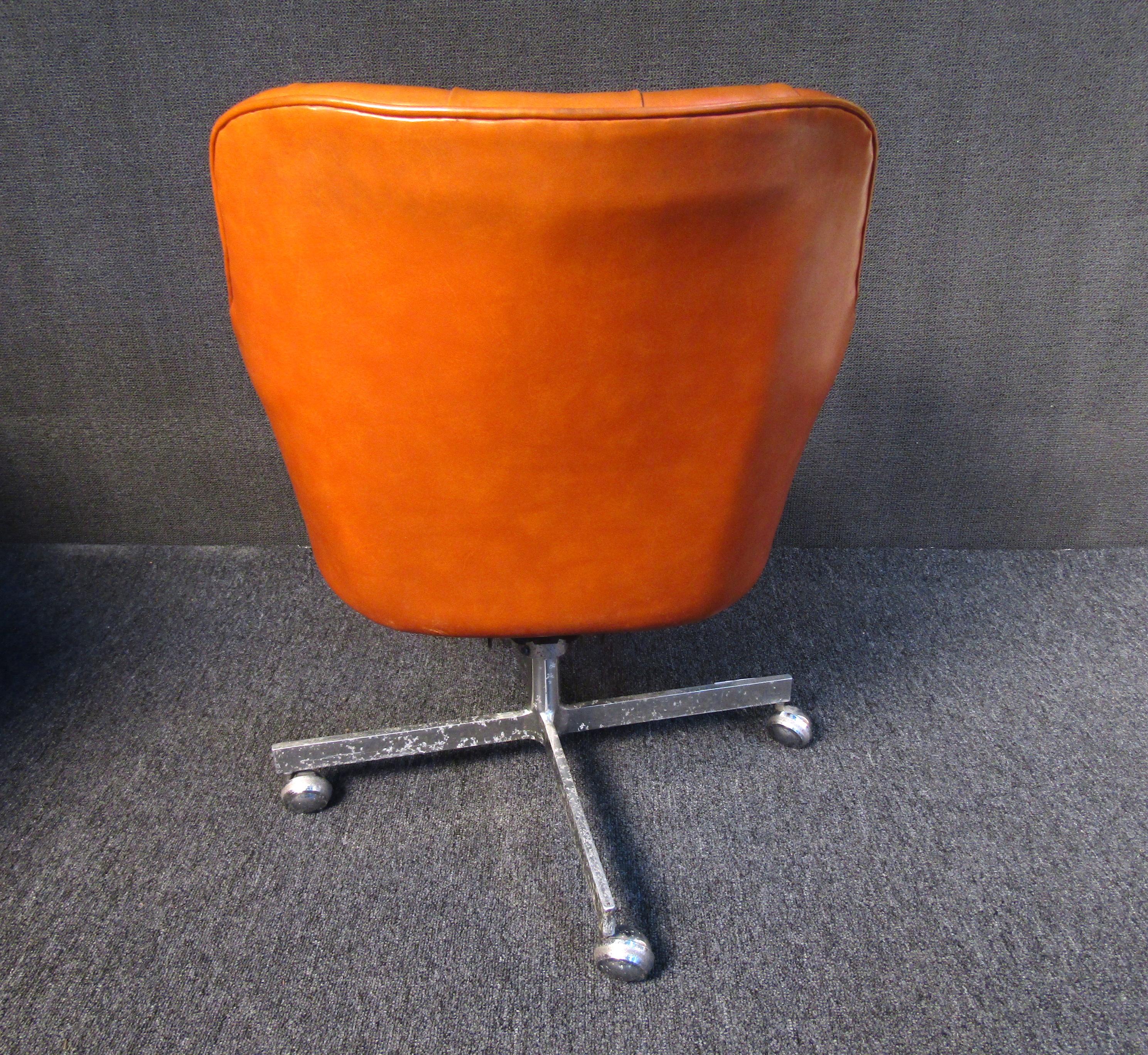Pair of Mid-Century Modern Leather and Chrome Rolling Armchairs For Sale 1